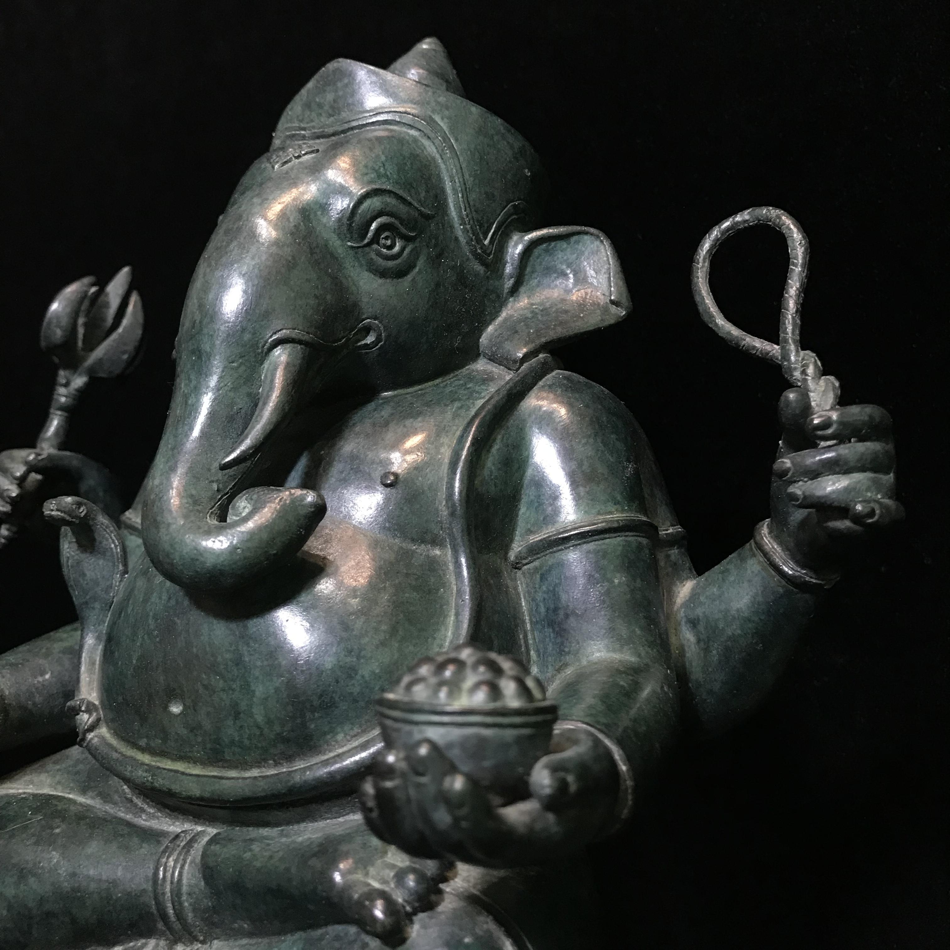 พระพิฆเนศครบรอบ55ปี คณะจิตรกรรม ม.ศิลปากร ปี 2540 เนื้อสำริด สนิมเขียว พาติน่า (Patinas) ขนาด 5x9 นิ้ว เป็นพระพิฆเนศที่งดงามทางด้านศิลปะมาก