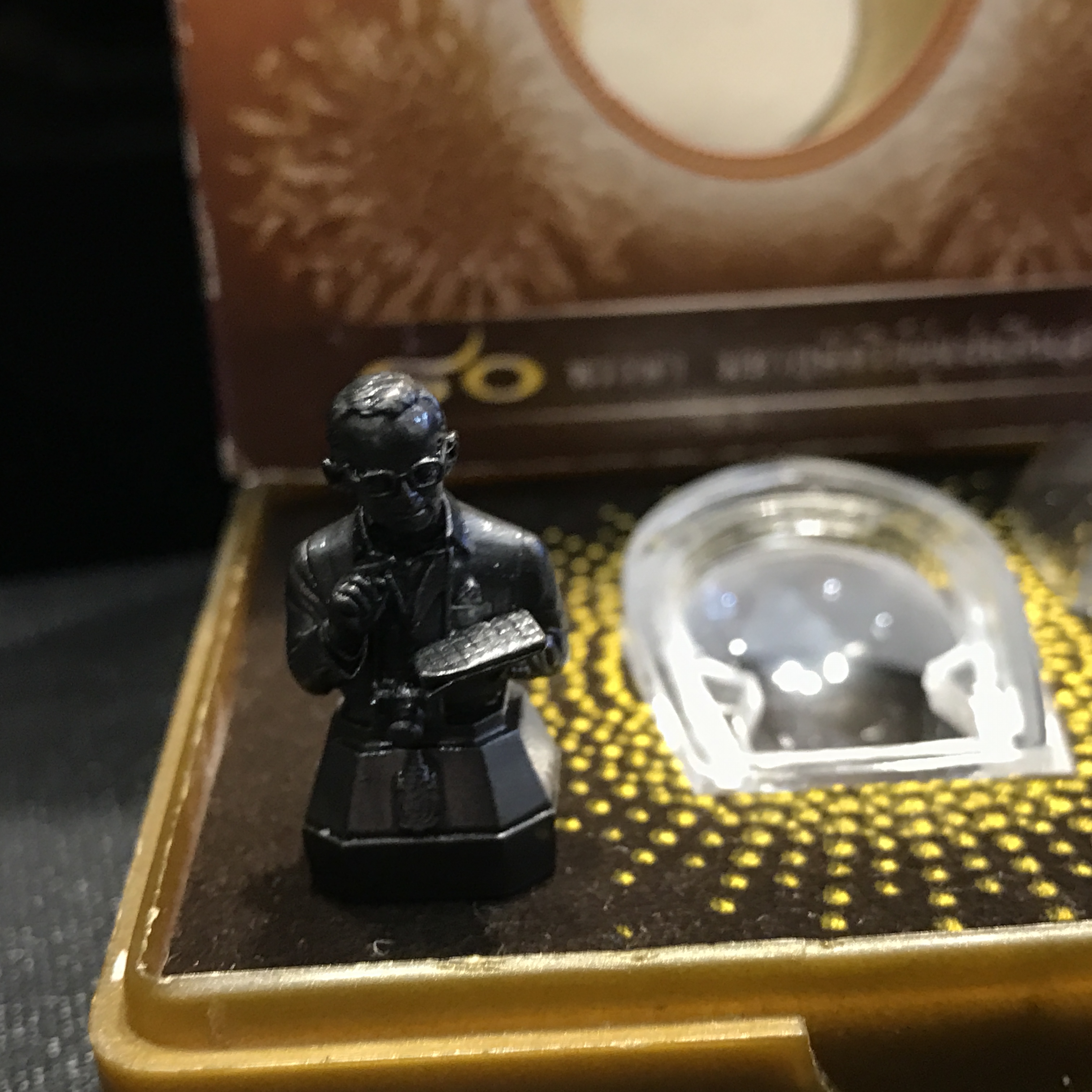 รูปหล่อ ในหลวงทรงงาน รุ่นเย็นศิระเพราะพระบริบาล ตราสัญญาลักษณ์ 80 พรรษา พ.ศ.2550 เนื้อนวะโลหะ