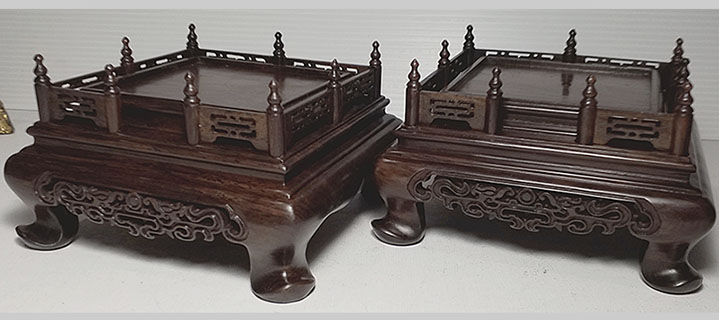 กี๋ ตั่งหรือฐานไม้ สี่เหลี่ยมมีซุ้มรั้ว หน้าท๊อป7.1cm ตัวละ