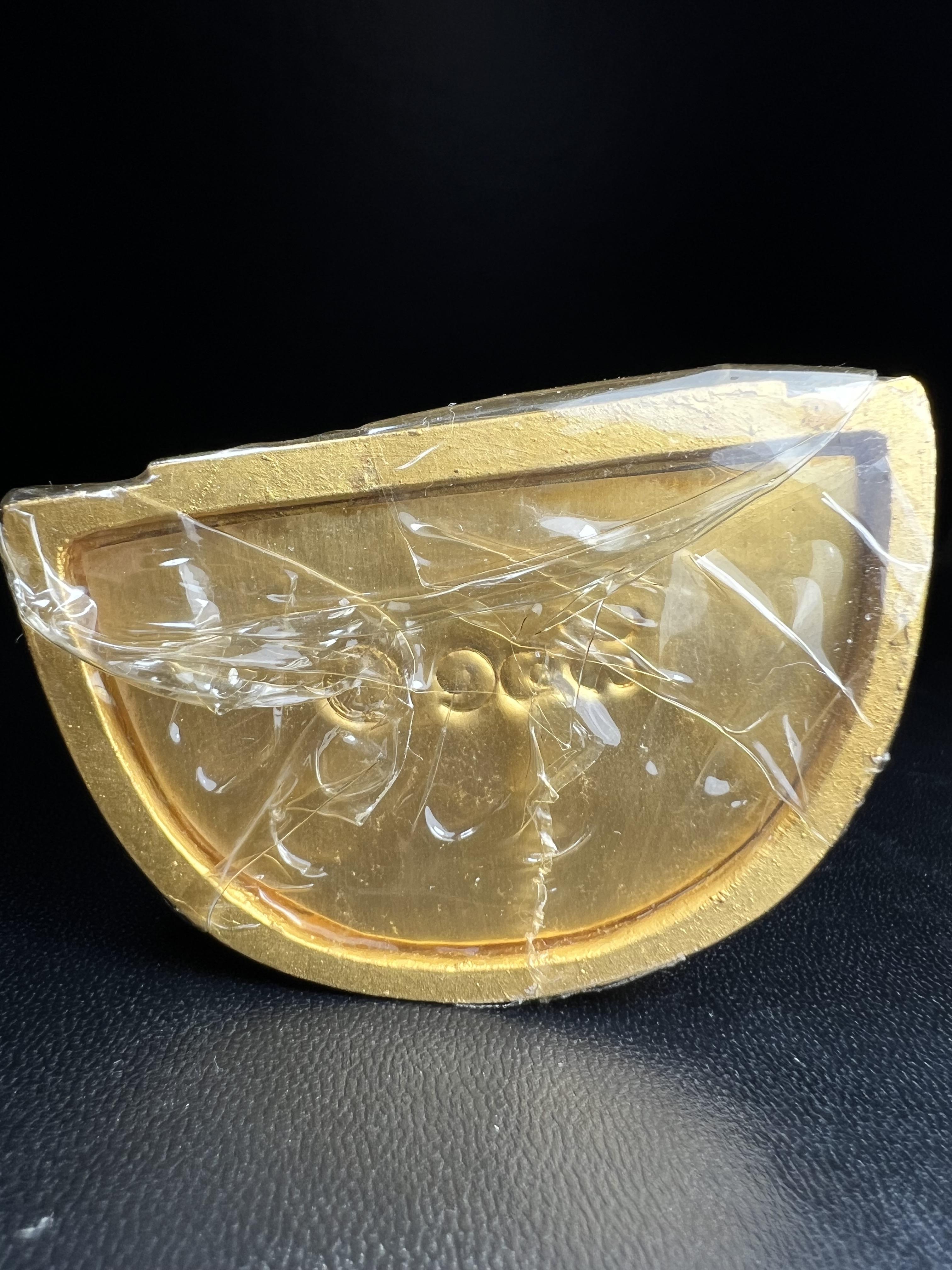 พระแก้วมรกต ภปร. ปี2547 จัดสร้างโดย โรงพยาบาลภูมิพลฯ กรมแพทย์ทหารอากาศ ขนาดบูชาหล่อลอยองค์หน้าตัก 2 นิ้ว เนื้อทองคำบริสุทธิ์ 99.99% องค์พระซีนเดิมสวยคงสภาพเดิม(สวยงามและหายากมาก)(1ใน 1000 องค์)