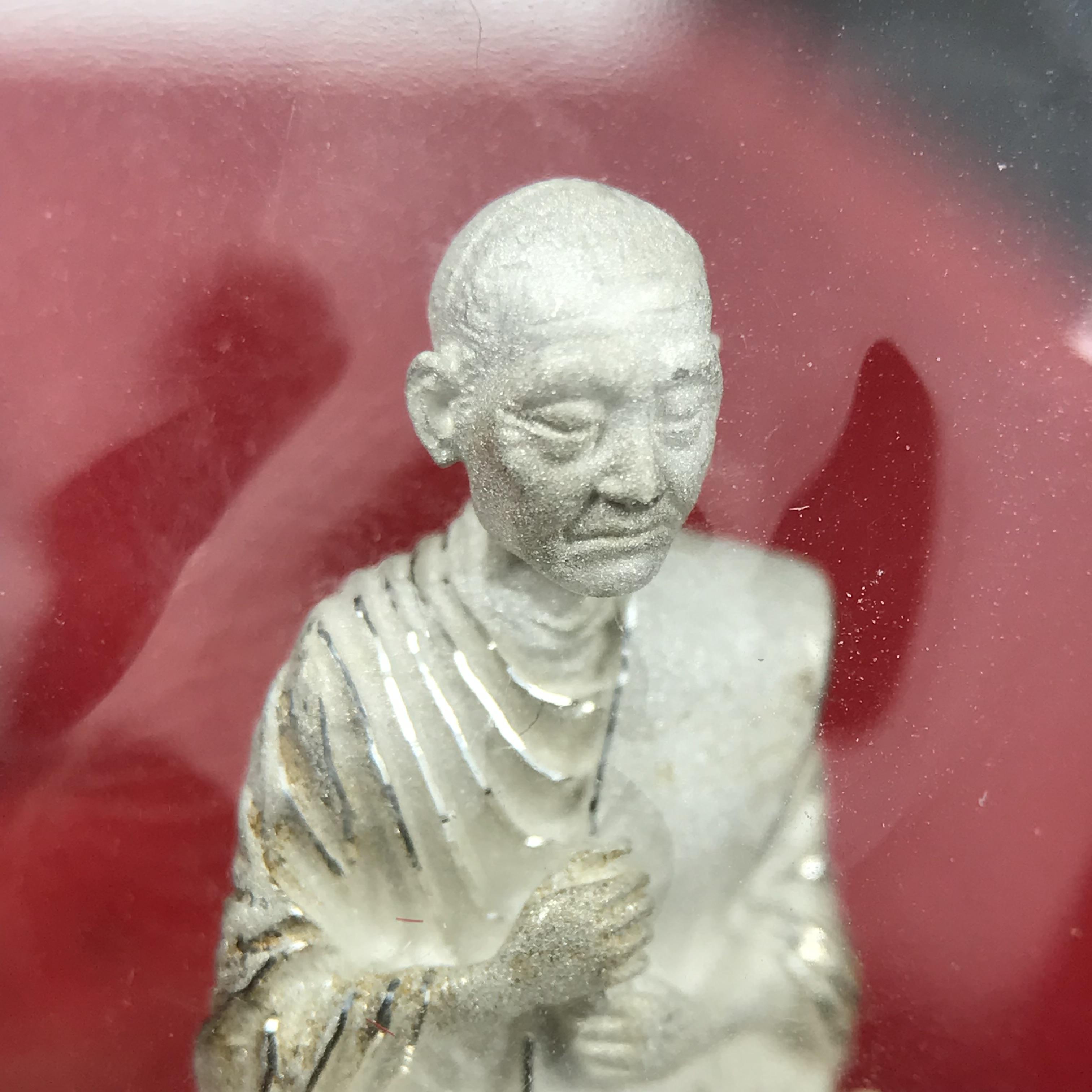 สมเด็จพุฒาจารย์ (โต พรหมรังสี) อนุสรณ์ 128 ปี สมเด็จพระญาณสังวร สมเด็จพระสังฆราช ทรงเมตตาอธิฐานจิต ปี 2543 มหาพุทธาภิเษก 3วาระ รูปเหมือนลอยองค์พิมพ์ใหญ่เนื้อเงิน ขนาด 1.5 x 2.5 ซม. ทรงคุณค่าทั้งด้านความงานด้านพุทธศิลป์ และพุทธคุณ