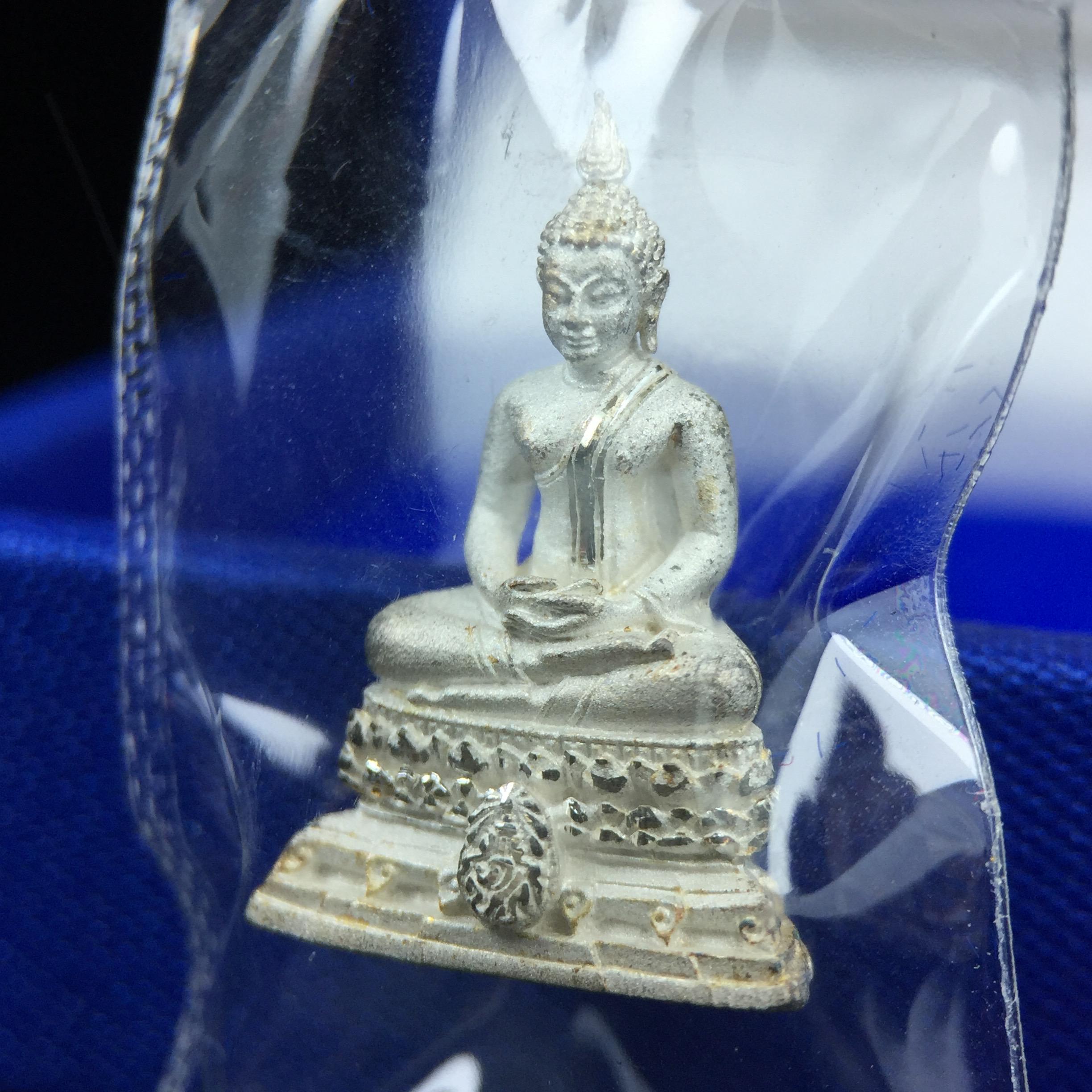 พระชัยวัฒน์พุทธสิหิงค์ ภปร. รุ่นสร้างหอพระธรรมศาสตร์ ปี2542 เนื้อเงิน(ผิวเดิม ซีนซองเดิม กล่องครบสวยสมบูรณ์) มหาพิธี 3วาระอันยิ่งใหญ่(ตอกโค๊ตและหมายเลข)1ใน 10000 องค์