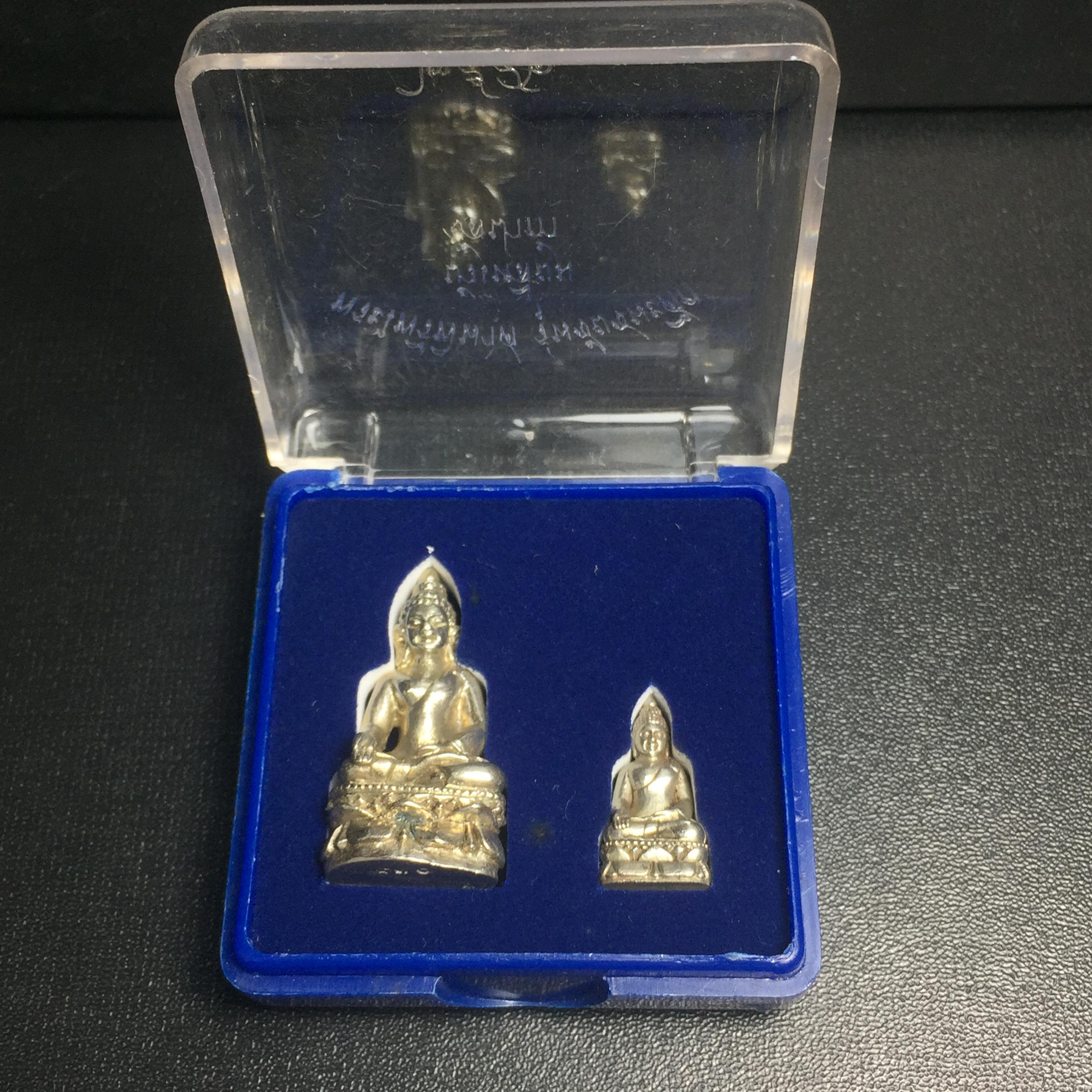 พระไพรีพินาศ วัดบวรนิเวศวิหาร รุ่นชัยชนะศึก ปี2546 พิมพ์บัวเหลี่ยม เนื้ออัลปาก้า หมายเลข 530(สภาพสวยพร้อมกล่องบรรจุเดิมครบสมบูรณ์)(พระดี พิธีใหญ่ มวลสารเด่น รุ่นนิยม)