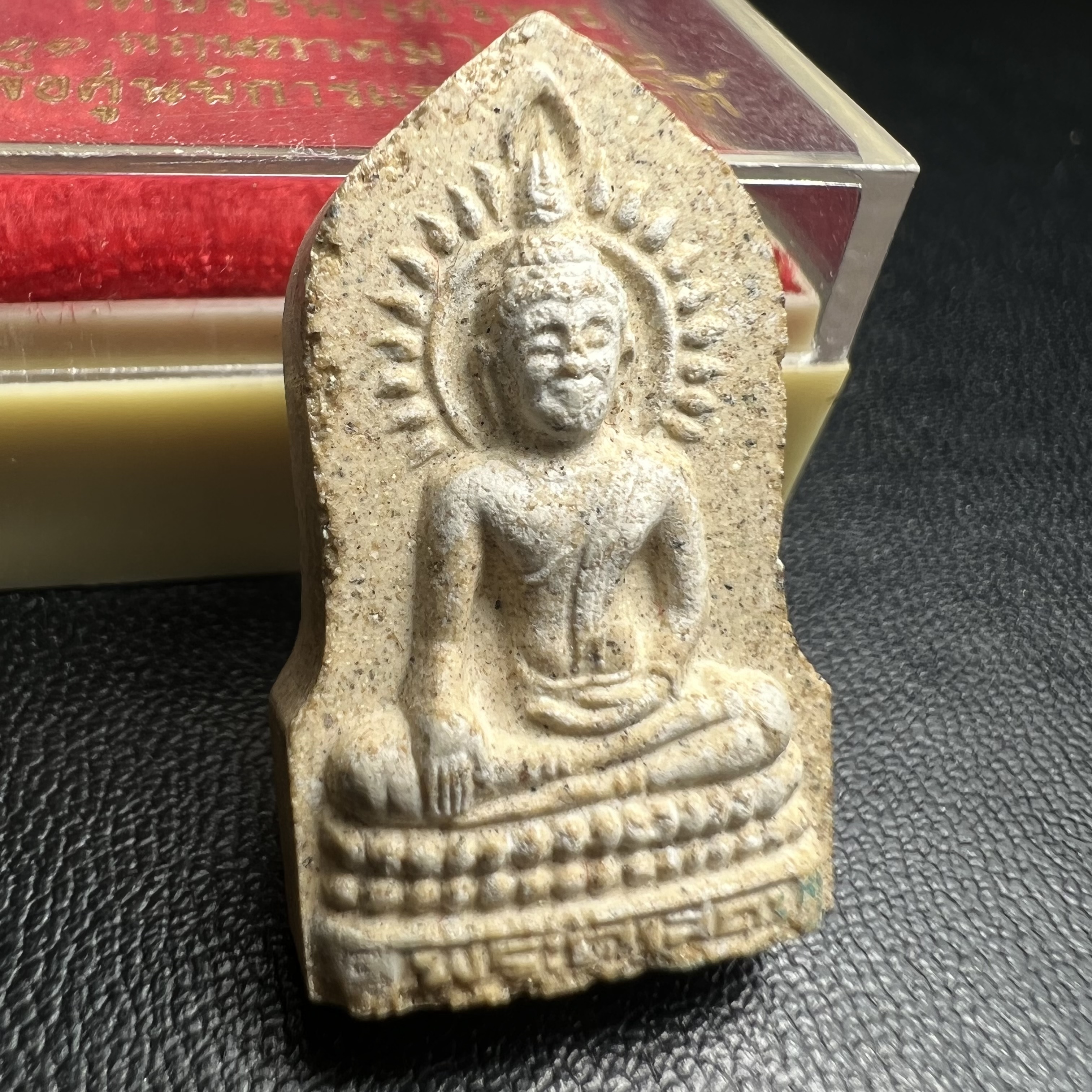 พระผงพระศาสดา หลัง ภปร. พิมพ์ใบเสมา วัดบวรนิเวศวิหาร ปี 2532 จัดสร้างในโอกาสสองทศวรรษรามาธิบดี เพื่อศูนย์การแพทย์สิริกิติ์ เนื้อผงพุทธคุณ มวลสารจิตรลดาพระราชทาน เส้นพระเกศาสมเด็จพระสังฆราช(พิธีใหญ่ มวลสารมงคล สวยงามเข้มขลัง)พร้อมกล่องบรรจุเดิม