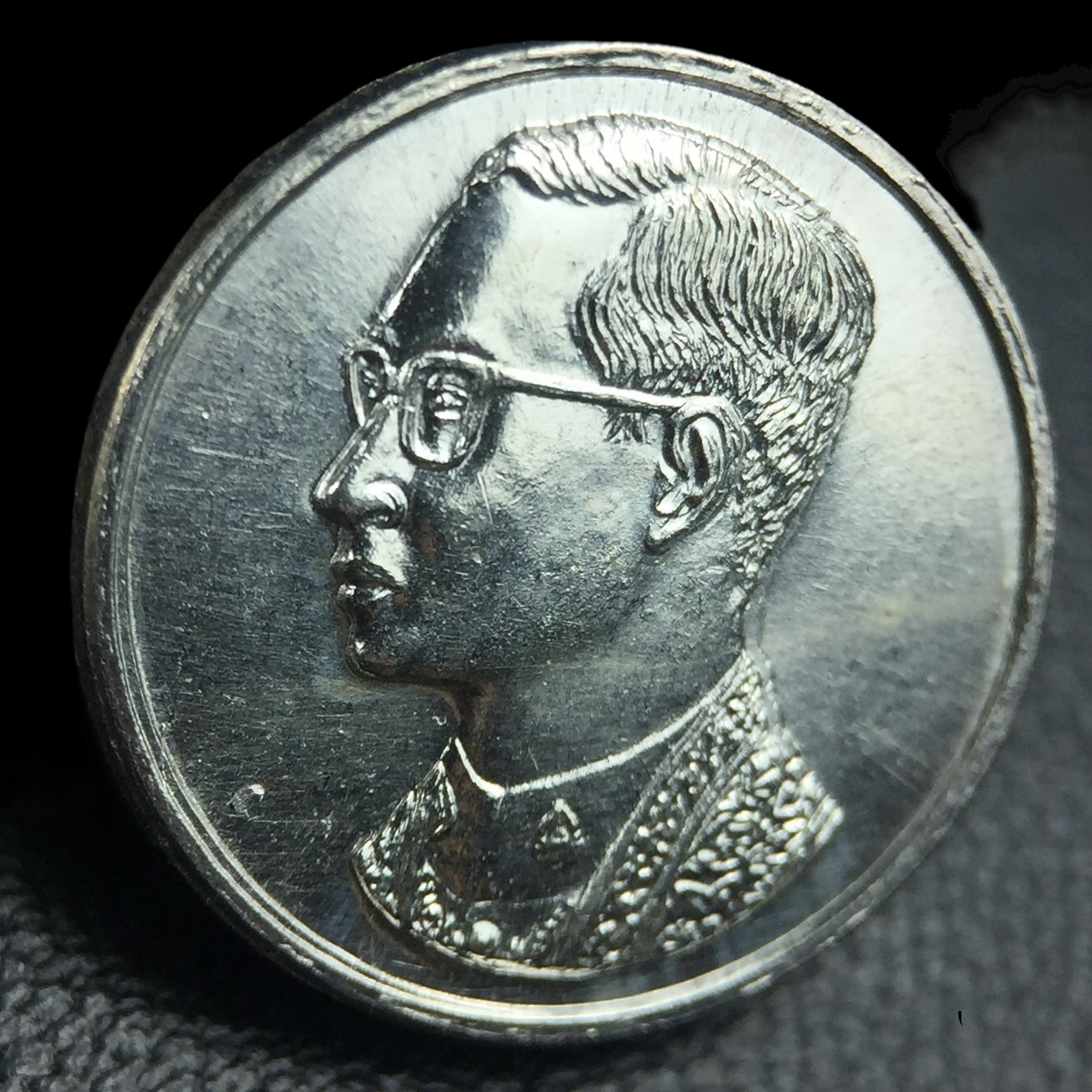 เหรียญพระบรมรูปคุ้มเกล้า รพ.ภูมิพล ปี2522 เนื้อเงิน พิมพ์เล็ก(พบเจอน้อยหายาก) คัดสภาพสวยเดิม(ในหลวงรัชกาลที่9 ทรงจุดไฟพระฤกษ์และเททอง พิธีใหญ่)ยอดนิยมหายาก