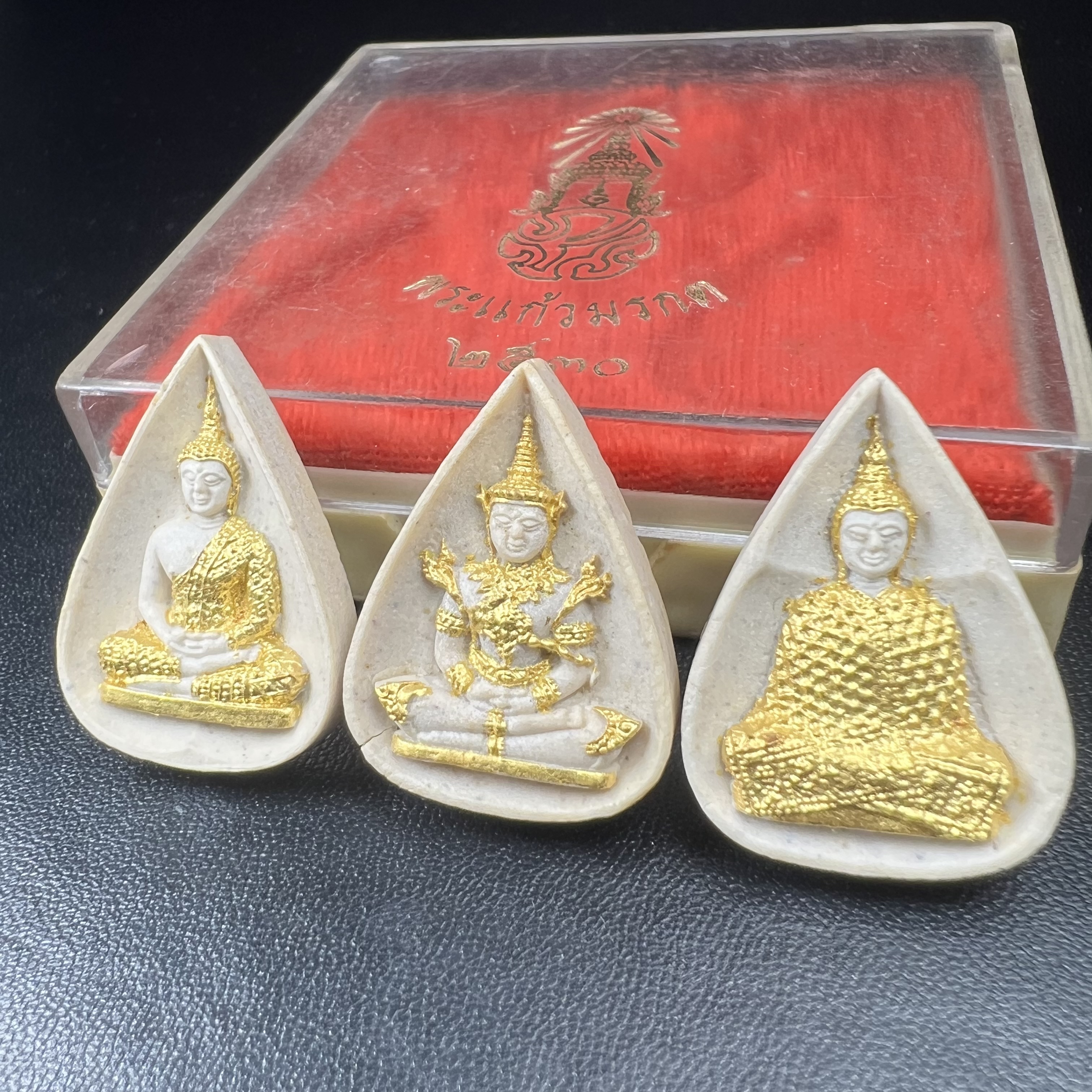 พระแก้วมรกต หลัง ภปร. เนื้อผง ปี2530 พระดี พิธีใหญ่ ประกอบพิธีพุทธาภิเษกพร้อมกับพิธีพระกริ่งปวเรศ ปี2530 วัดบวรนิเวศและวัดพระแก้ว(ครบชุดสามฤดูกล่องเดิมครบ)หายาก