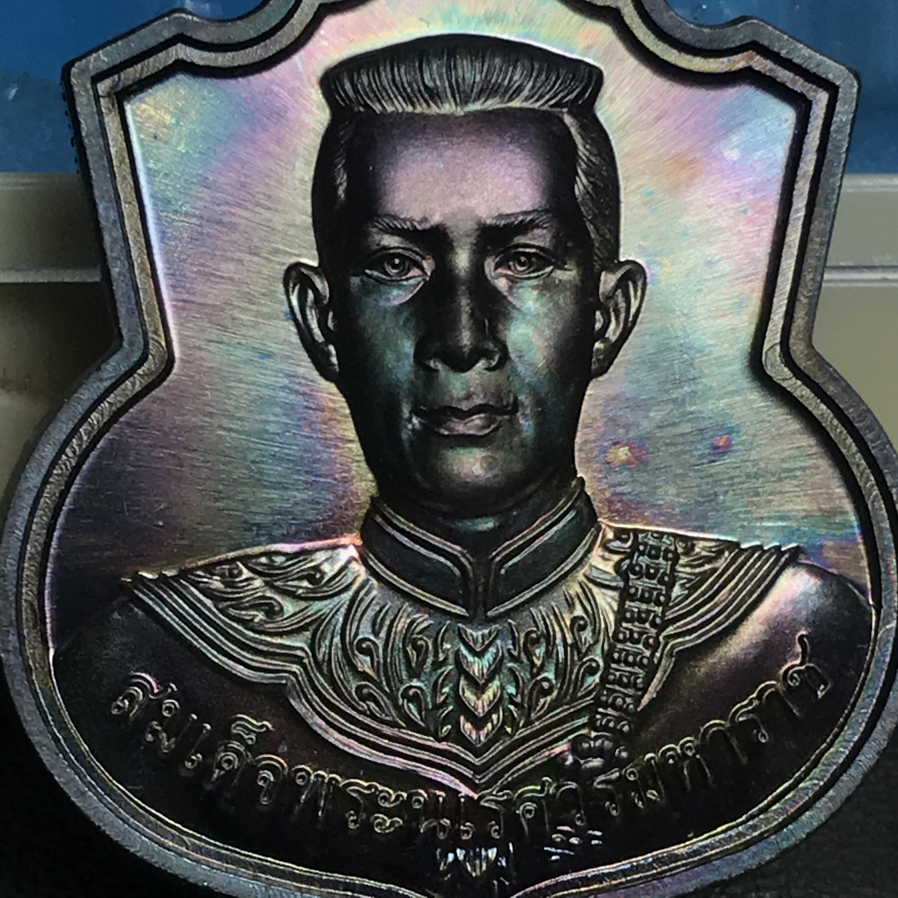 เหรียญสมเด็จพระนเรศวรมหาราช(พระองค์ดำ) รุ่นสู้ หลัง สก. ปี2548 พิธีใหญ่ เนื้อเงิน(ผิวเดิม กลับดำ ขึ้นสีรุ้งธรรมชาติ)สวยมาก