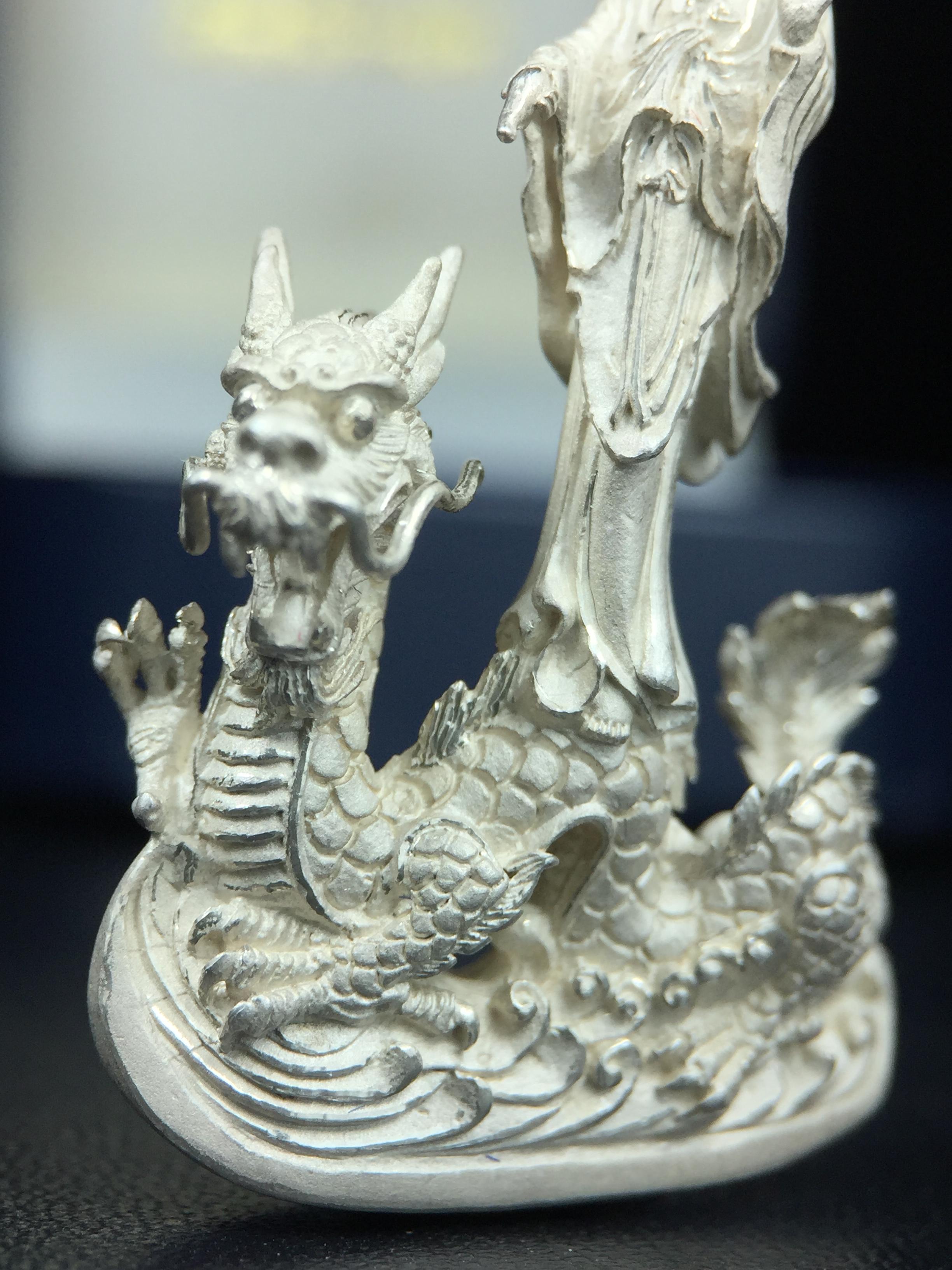 รูปหล่อลอยองค์พระโพธิสัตว์กวนอิม ทรงประทับมังกร จ.ระนอง เนื้อเงิน พิมพ์ใหญ่(สภาพผิว สวยงดงาม ทรงคุณค่า) เฉลิมฉลองในวโรกาสที่พระบาทสมเด็จพระเจ้าอยู่หัวทรงครองสิริราชสมบัติครบ 50 ปี จ.ระนอง พ.ศ.2539