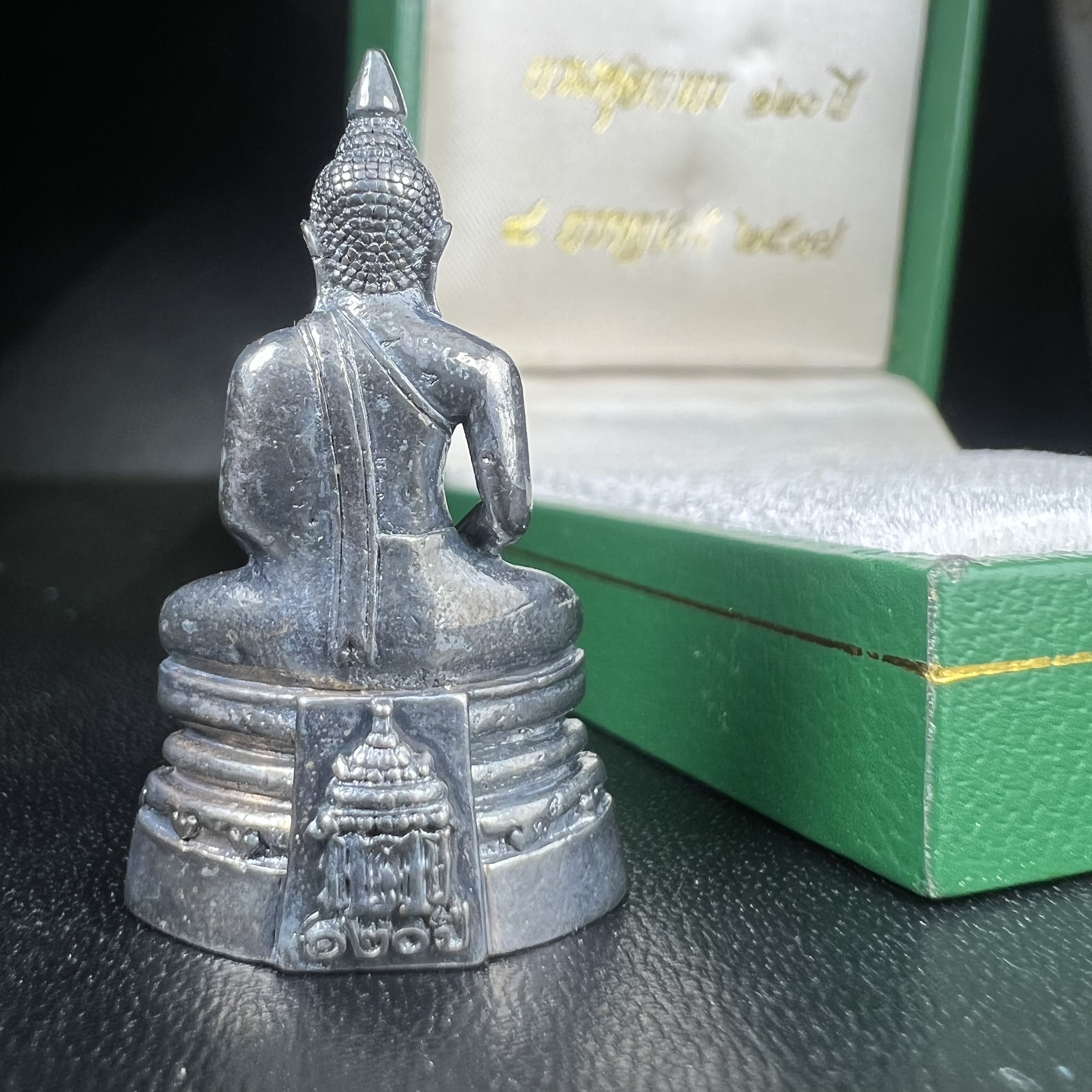 พระพุทธโสธร รุ่น กศก. 120 ปี เนื่องในโอกาสครบ 120 ปี กรมศุลกากร กระทรวงการคลัง จัดสร้าง ปี 2537 เนื้อเงินบริสุทธิ์ 99.9% ผิวขัดเงาลงดำ(งานบริษัท แพรนด้า จิวเวลรี่)สวยงดงาม ทรงคุณค่า