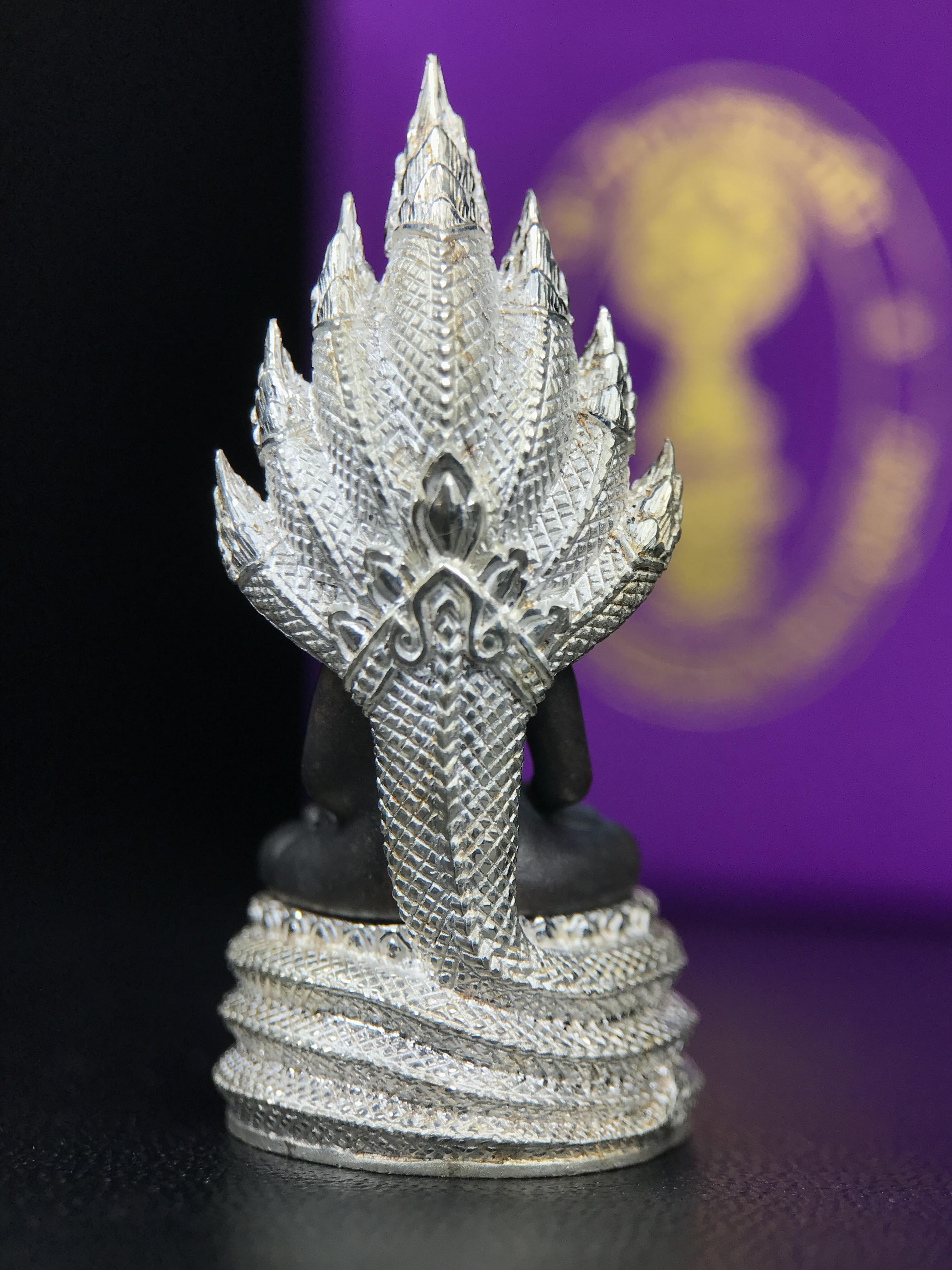 พระนาคปรก สธ. รุ่นสร้างพระอุโบสถเฉลิมพระเกียรติ 4 รอบ 84 พรรษา สมเด็จพระเทพรัตนราชสุดาฯ วัดบวรนิเวศวิหาร ปี 2543 พิมพ์ใหญ่ องค์พระเนื้อนวโลหะ ฐานนาคปรกเนื้อเงิน(สภาพ สวย )พิธีใหญ่ พุทธศิลป์งดงาม หายาก(องค์หมายเลขสวย ๒๖๖) (1 ใน 1999 องค์)