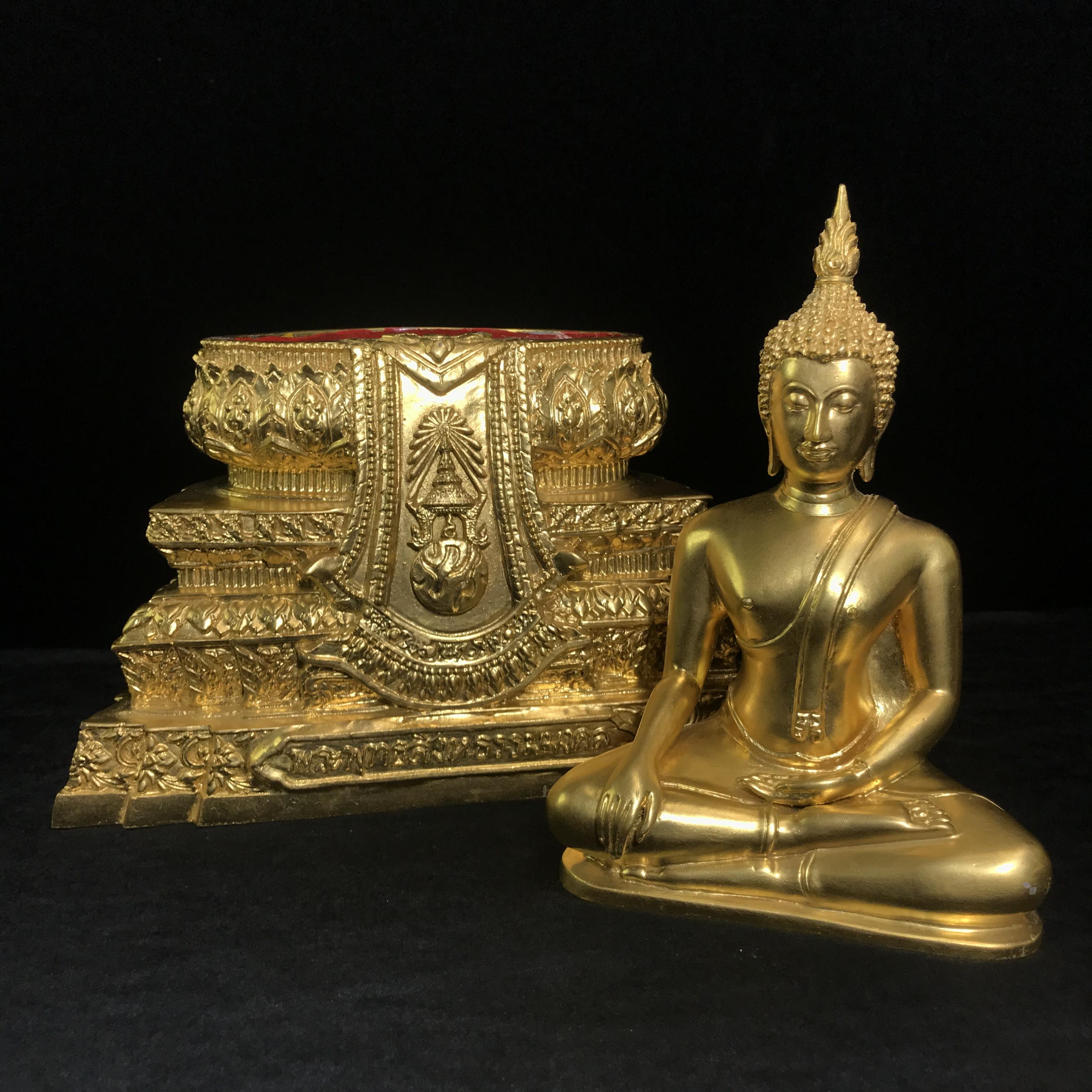 พระพุทธสิงหธรรมมงคล ภปร. รุ่นแรก พุทธสมาคมแห่งประเทศไทย ในพระบรมราชูปถัมภ์ จัดสร้าง ปี2547 เนื้อโลหะผสมปิดทอง หน้าตัก 5 นิ้ว(1 ใน 1999 องค์)