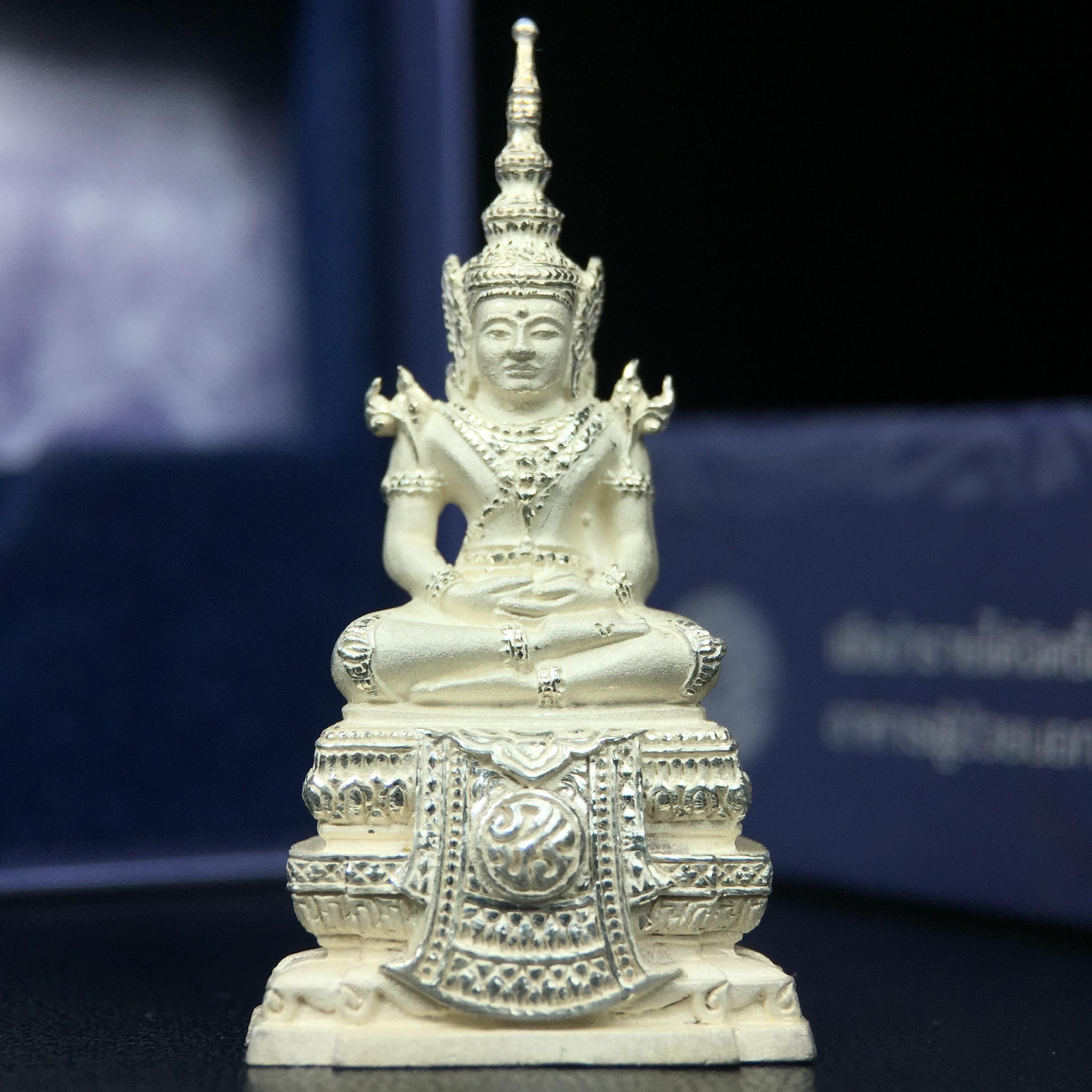 พระแก้วมรกต ภปร. ปี2547 จัดสร้างโดย รพ.ภูมิพลฯ เนื้อเงิน ลอยองค์ หน้าตัก 1/2 นิ้ว งดงามทรงคุณค่าอีกหนึ่งรุ่นยอดนิยม หายาก(1ใน3000องค์)