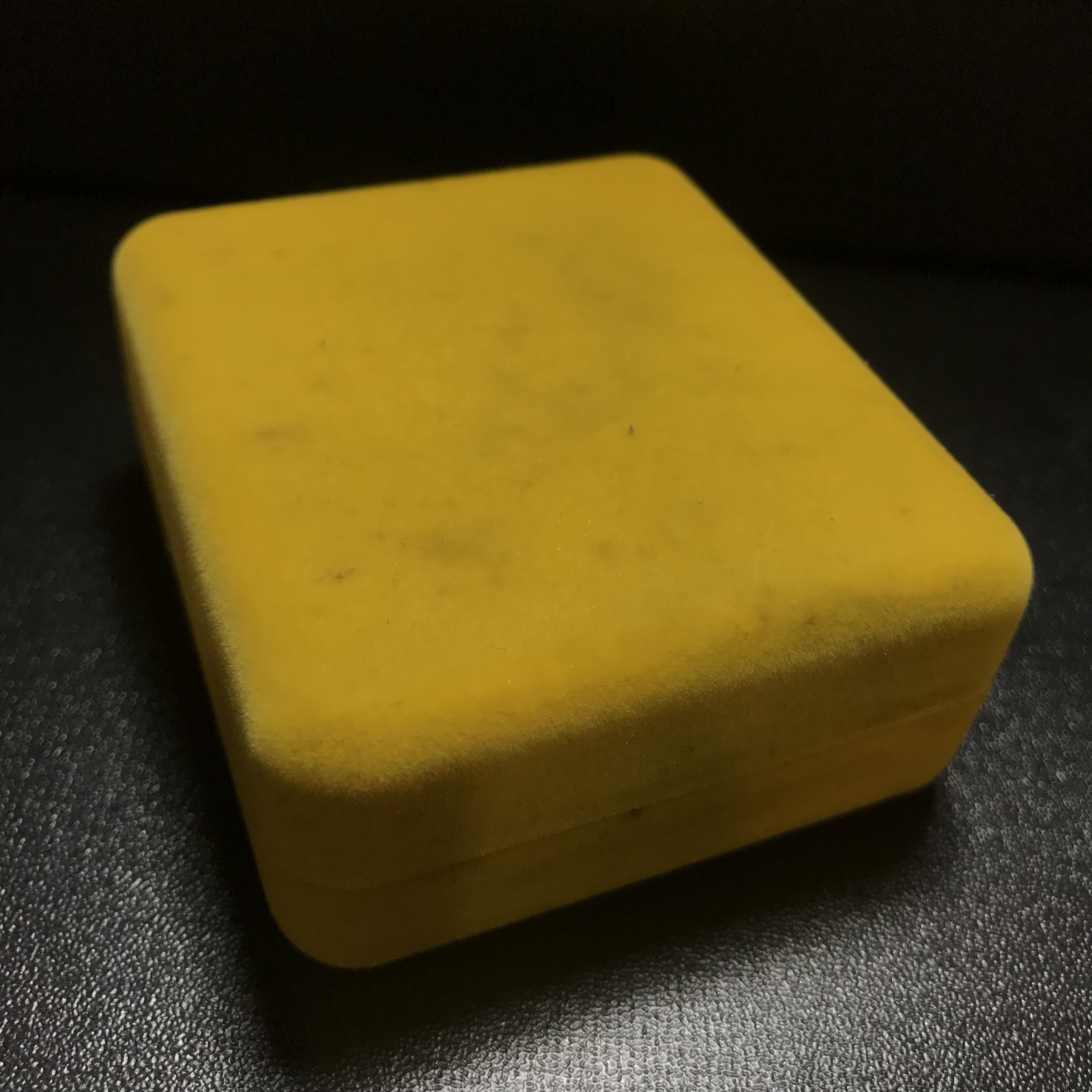 เหรียญพระบาทสมเด็จพระเจ้าอยู่หัว รัชกาลที่9ประทับนั่งบัลลังก์ กระทรวงมหาดไทยจัดสร้าง ปี2539 เนื้อเงินกล่องบรรจุเดิม(สภาพสวย)(นิยม)