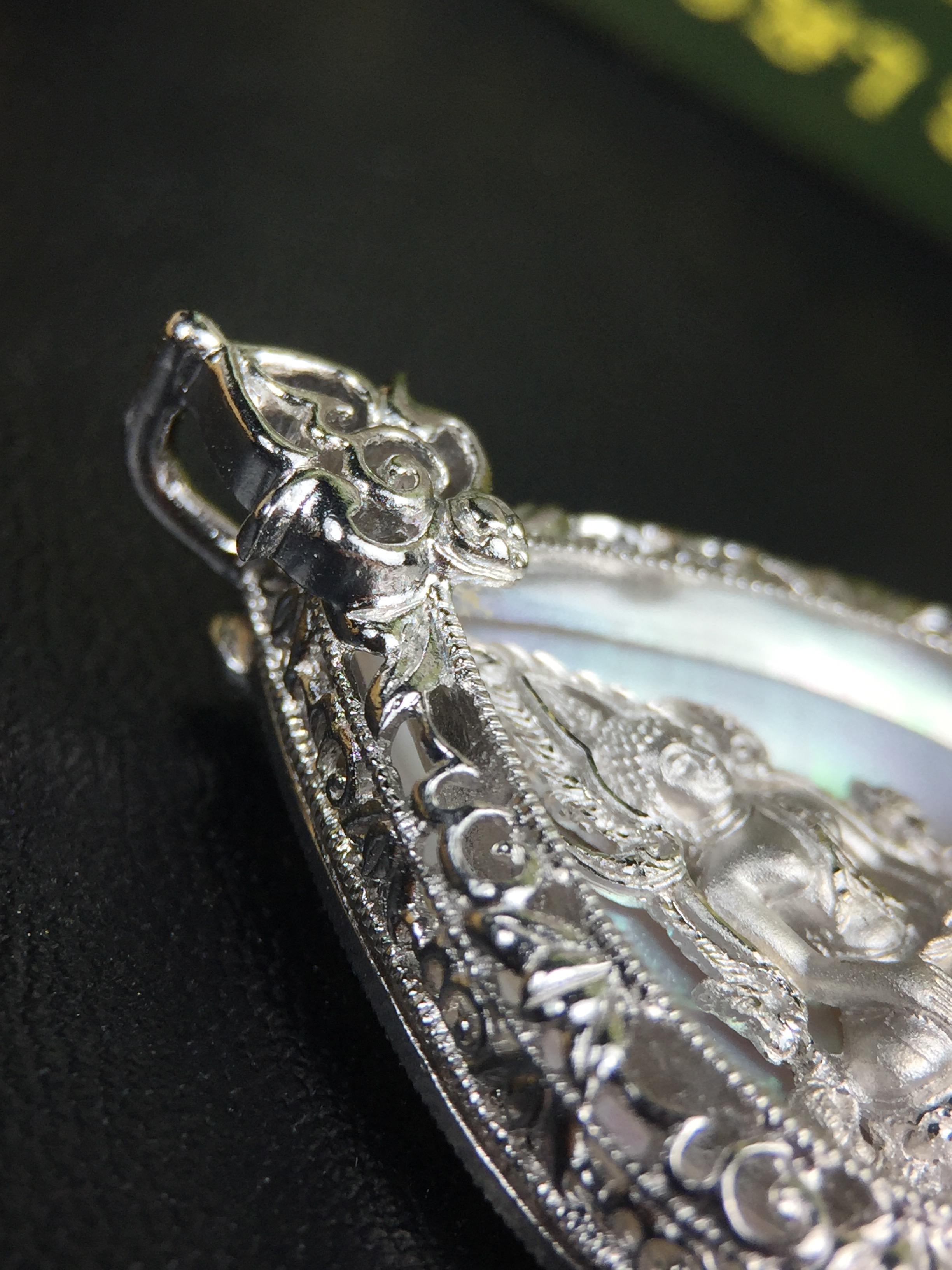 พระพุทธชินราช(จำลอง) ภปร. 84 พรรษา ทรงหยดน้ำ เนื้อเงินชุบทองคำขาว ขนาด 20*36 มม. (พระราชทานมวลสาร จิตรลดาและเส้นพระเจ้า(เส้นผม)รัชกาลที่9)พุทธศิลป์ทรงคุณค่าอีกหนึ่งรุ่นยอดนิยม งดงาม ทรงคุณค่า หายาก