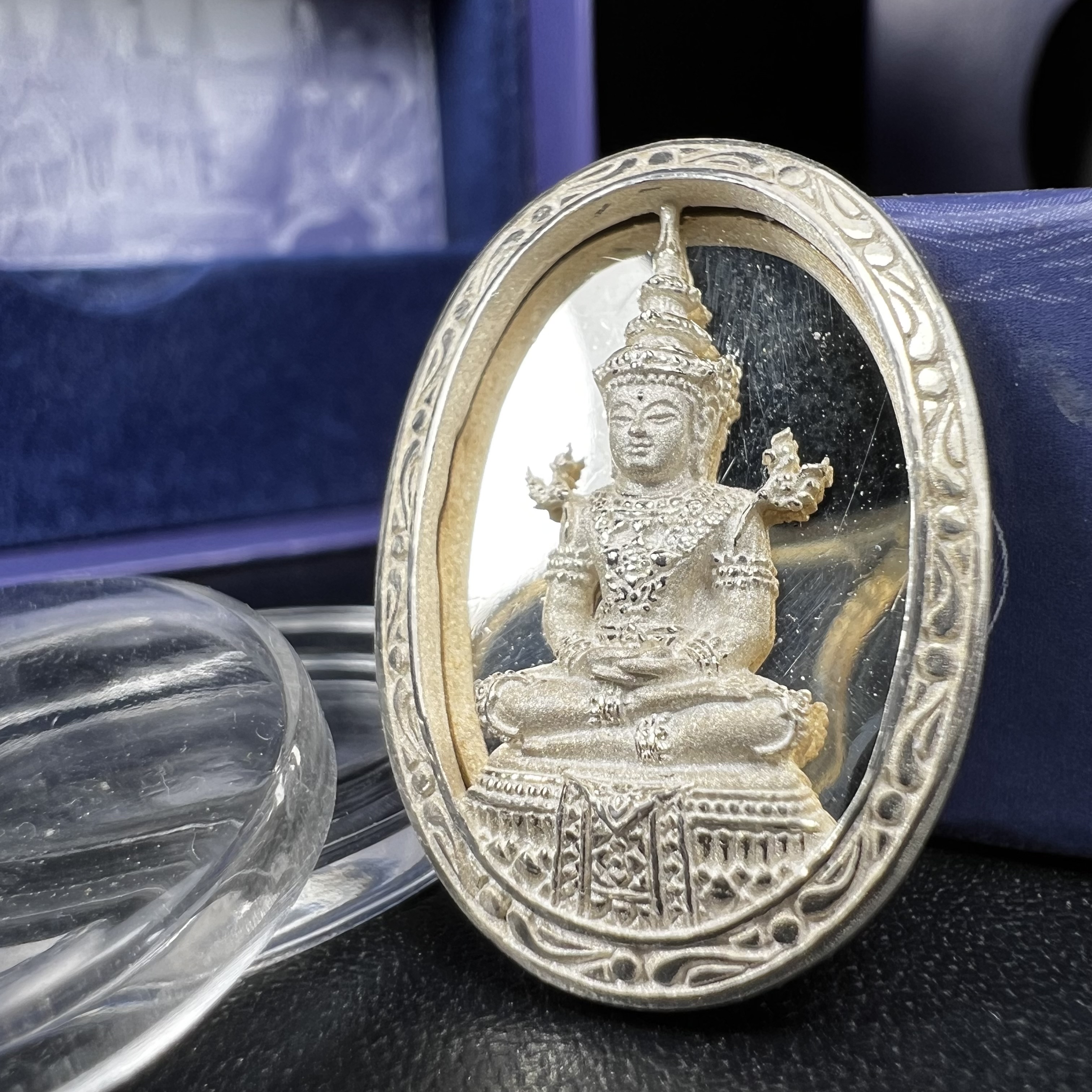พระแก้วมรกต ภปร. ปี 2547 จัดสร้างโดยโรงพยาบาลภูมิพลอดุลยเดช เนื้อเงิน (3 กษัตริย์) เหรียญทรงกลมรี ขนาด 20*28 มม.พิธีมหามังคาภิเษก ณ พระอุโบสถวัดพระศรีรัตนศาสดาราม(วัดพระแก้ว) งดงามทรงคุณค่าอีกหนึ่งรุ่นยอดนิยม หายาก(องค์หมายเลข ๑๐๔๖)