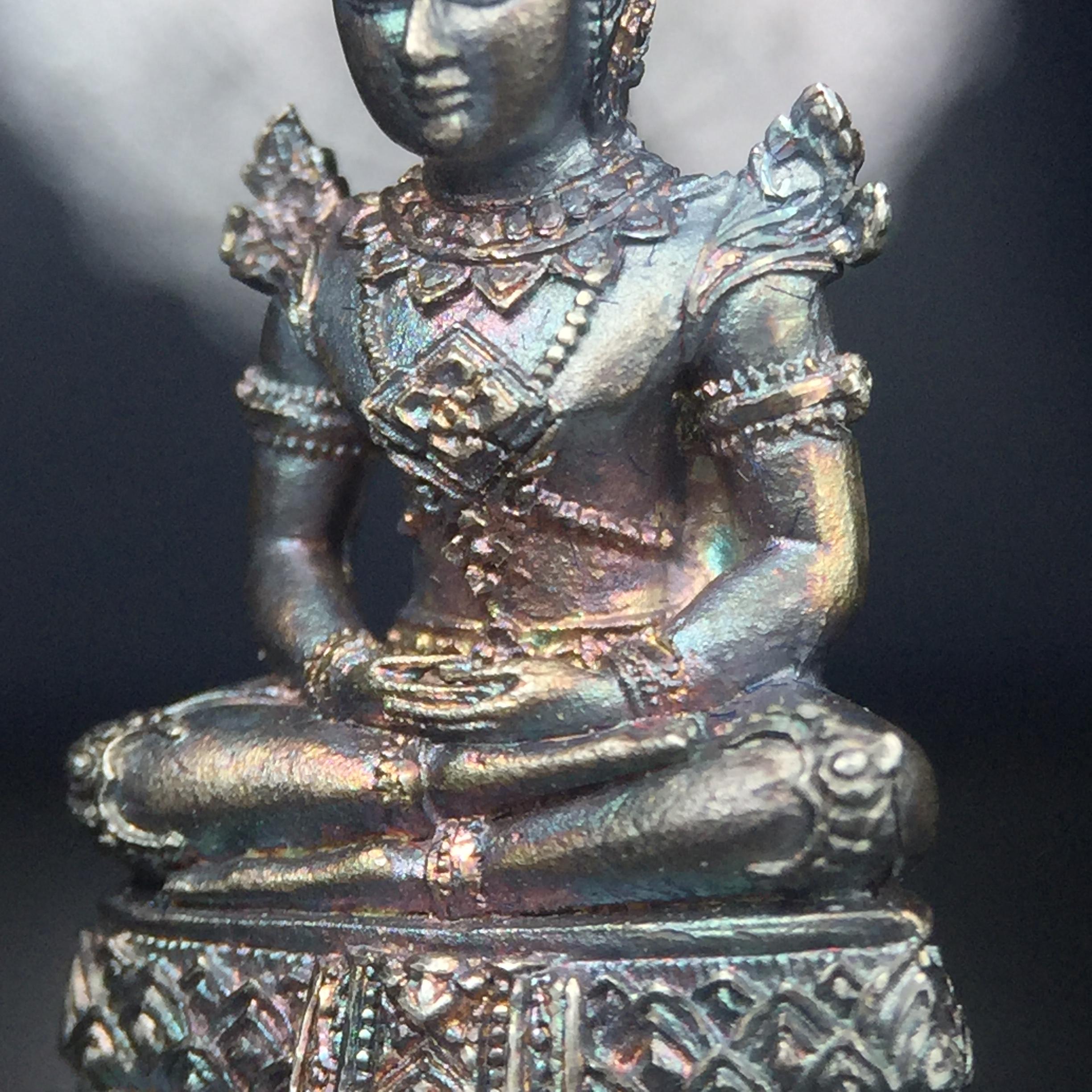 พระแก้วมรกต กรมสรรพสามิตจัดสร้างขึ้นเนื่องในโอกาสครบรอบ 64 ปีของกรมสรรพสามิต และเนื่องในวโรกาสที่พระบาทสมเด็จพระเจ้าอยู่หัวทรงครองราชย์ครบ50ปีเมื่อ พ.ศ.2539 เนื้อเงินทรายนวลขัดเงา(ผิวเดิมๆขึ้นสีรุ้งธรรมชาติสวย(สเน่ห์พระเนื้อเงินสีสันที่ธรรมชาติสรรค์สร้าง)