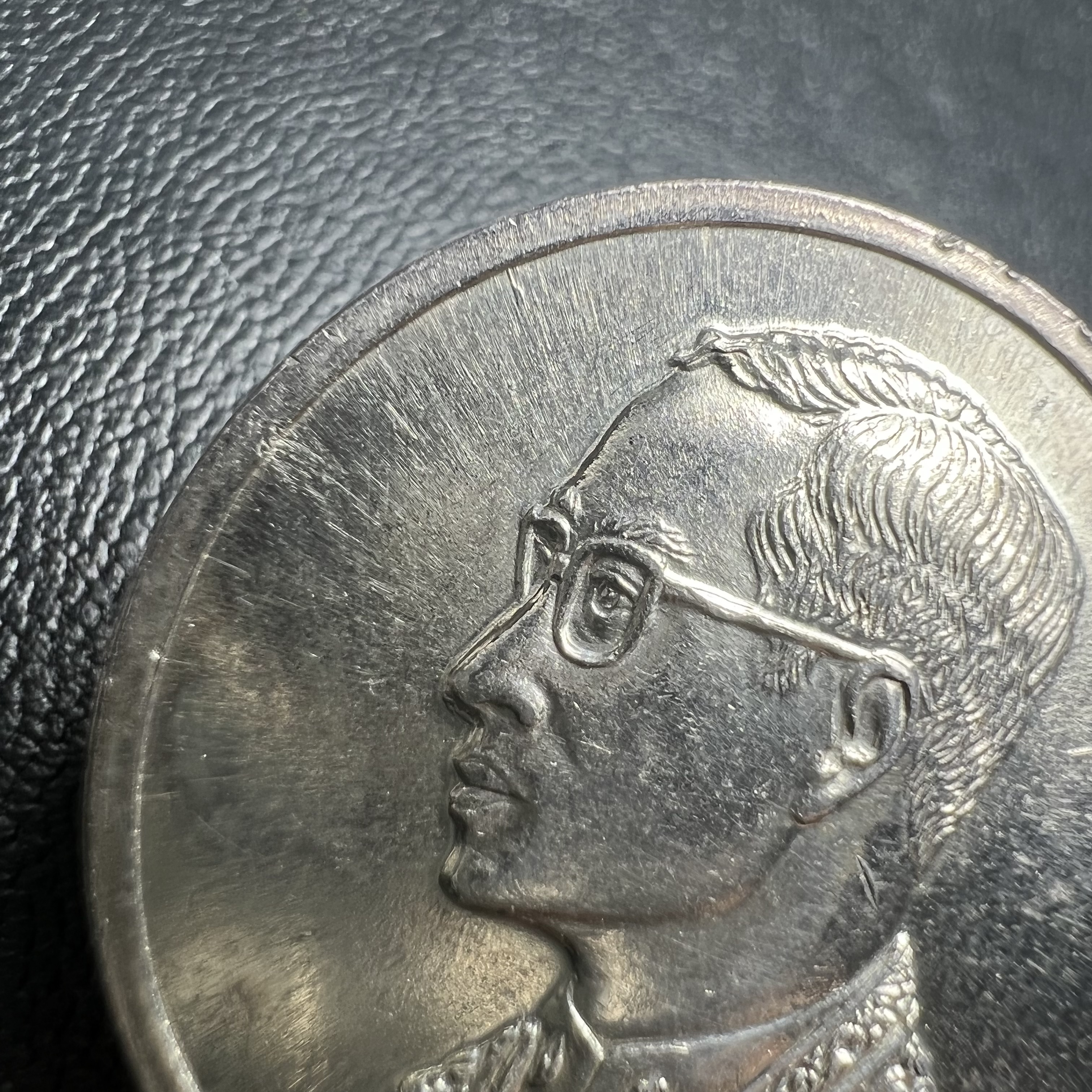 เหรียญพระบรมรูปคุ้มเกล้า รพ.ภูมิพล ปี2522 เนื้อเงิน พิมพ์ใหญ่ คัดสภาพสวยพร้อมซองบรรจุเดิม(ในหลวงรัชกาลที่9 ทรงจุดไฟพระฤกษ์และเททอง พิธีใหญ่)ยอดนิยม