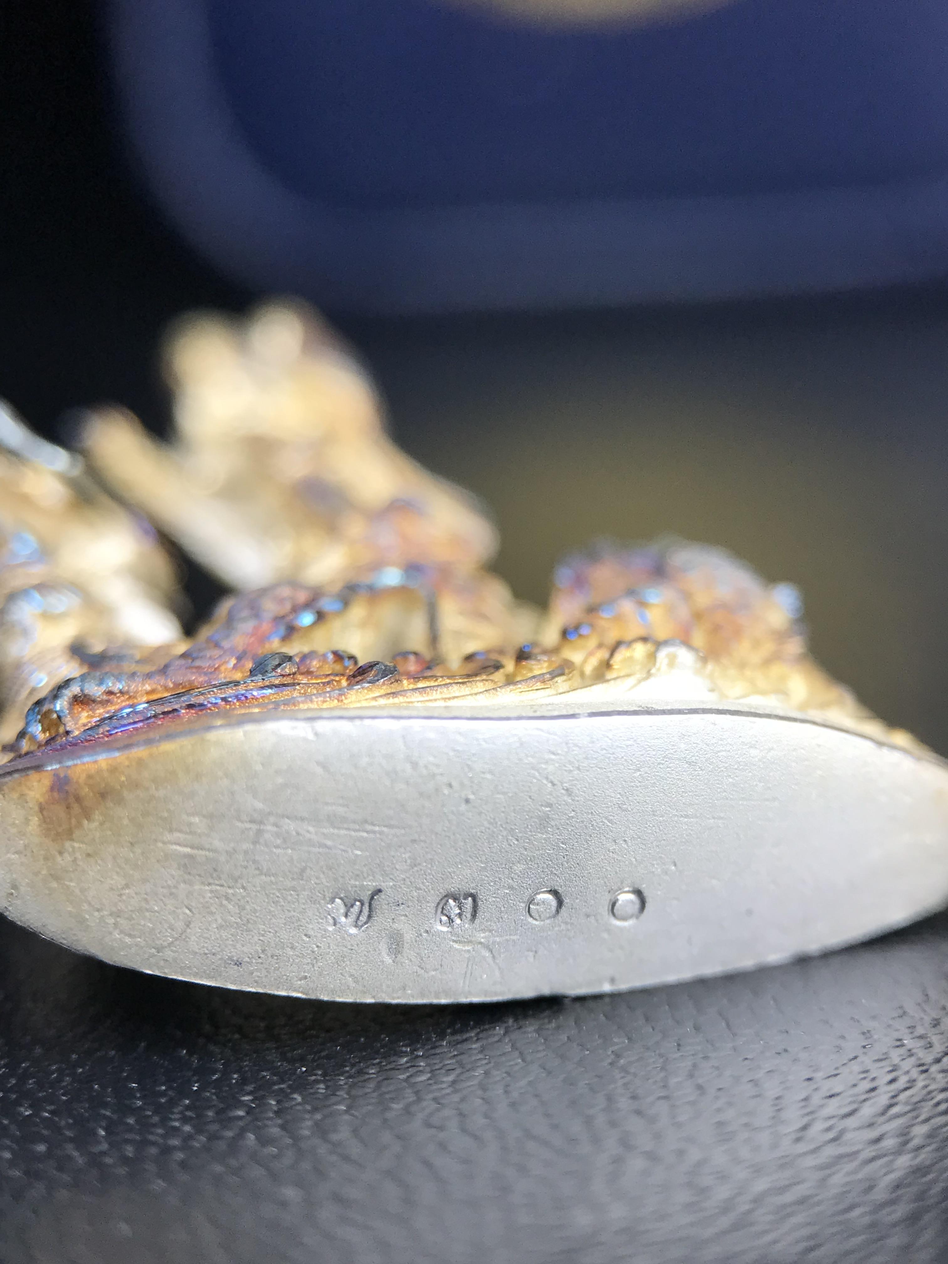 รูปหล่อลอยองค์พระโพธิสัตว์กวนอิม ทรงประทับมังกร จ.ระนอง ปี 2539 เนื้อเงิน พิมพ์ใหญ่(ผิวรุ้งไฟ)(สภาพผิวเดิมขึ้นสีรุ้งธรรมชาติสวยแบบนิยม)(เสน่ห์พระเนื้อเงินสีสันที่ธรรมชาติสรรค์สร้าง)เฉลิมฉลองในวโรกาสที่พระบาทสมเด็จพระเจ้าอยู่หัวทรงครองสิริราชสมบัติครบ50ปี