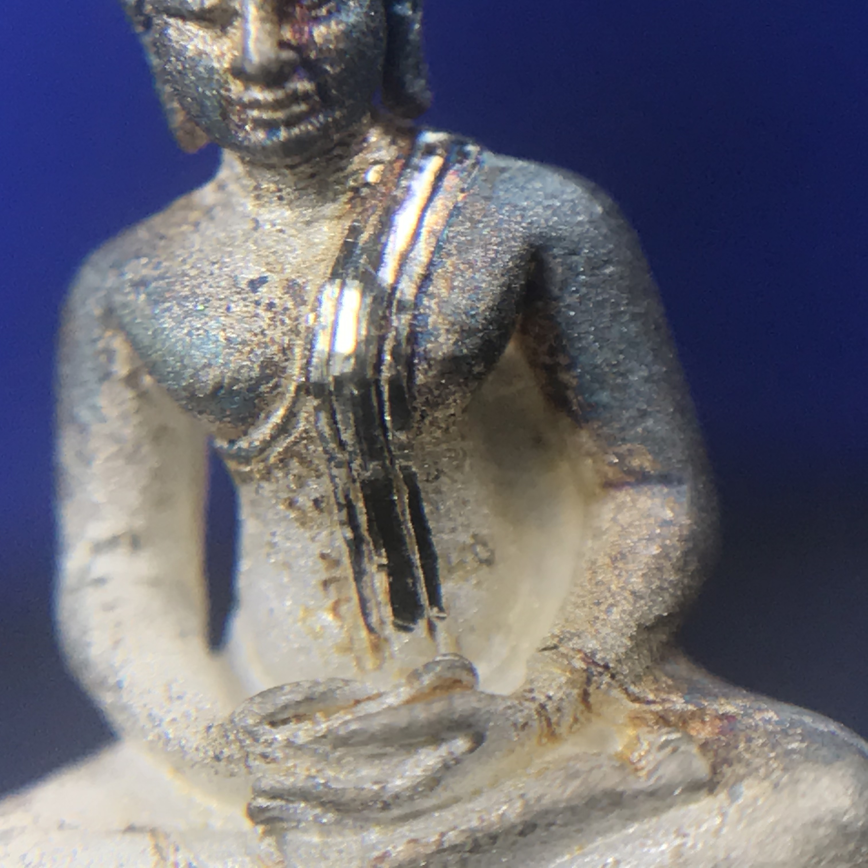 พระชัยวัฒน์พุทธสิหิงค์ ภปร. รุ่นสร้างหอพระธรรมศาสตร์ ปี2542 เนื้อเงิน(ผิวเดิม ขึ้นสีรุ้งธรรมชาติ แบบนิยม) มหาพิธี 3วาระอันยิ่งใหญ่