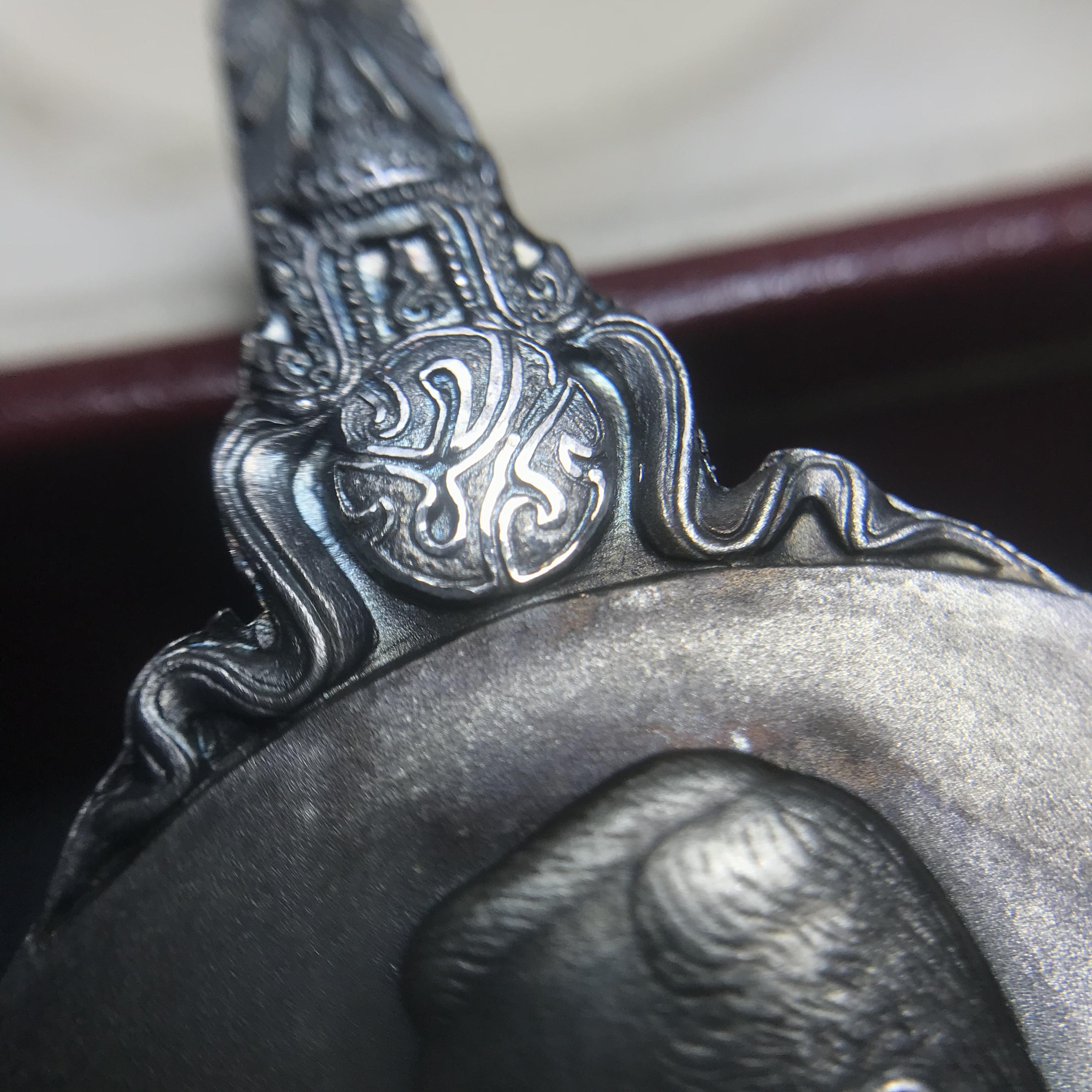 เหรียญพระมหาชนก ปี2539(รุ่นแรก) เนื้อเงิน พิมพ์ใหญ่บล็อกนิยมหายากสุดในรุ่น(วงเดือน คอจุด) ผิวเดิมสีรุ้งธรรมชาติแบบนิยม พร้อมหนังสือสภาพสวยครบชุด