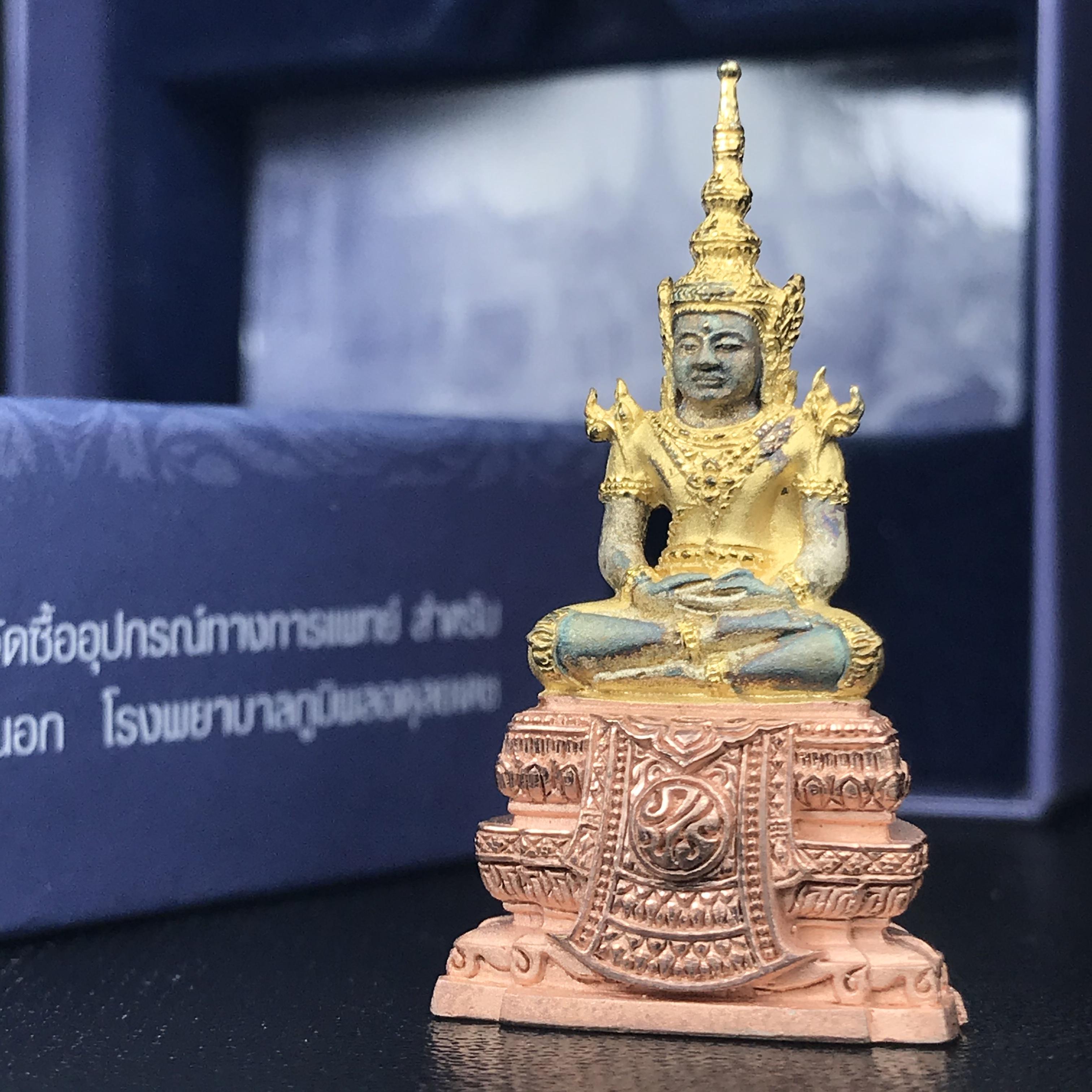 พระแก้วมรกต ภปร. ปี2547 จัดสร้างโดย รพ.ภูมิพลฯ เนื้อเงิน (3 กษัตริย์)ลอยองค์ หน้าตัก 1/2 นิ้ว (สภาพผิวเดิม ขึ้นสีรุ้งธรรมชาติ แบบนิยม) (1ใน3000องค์)