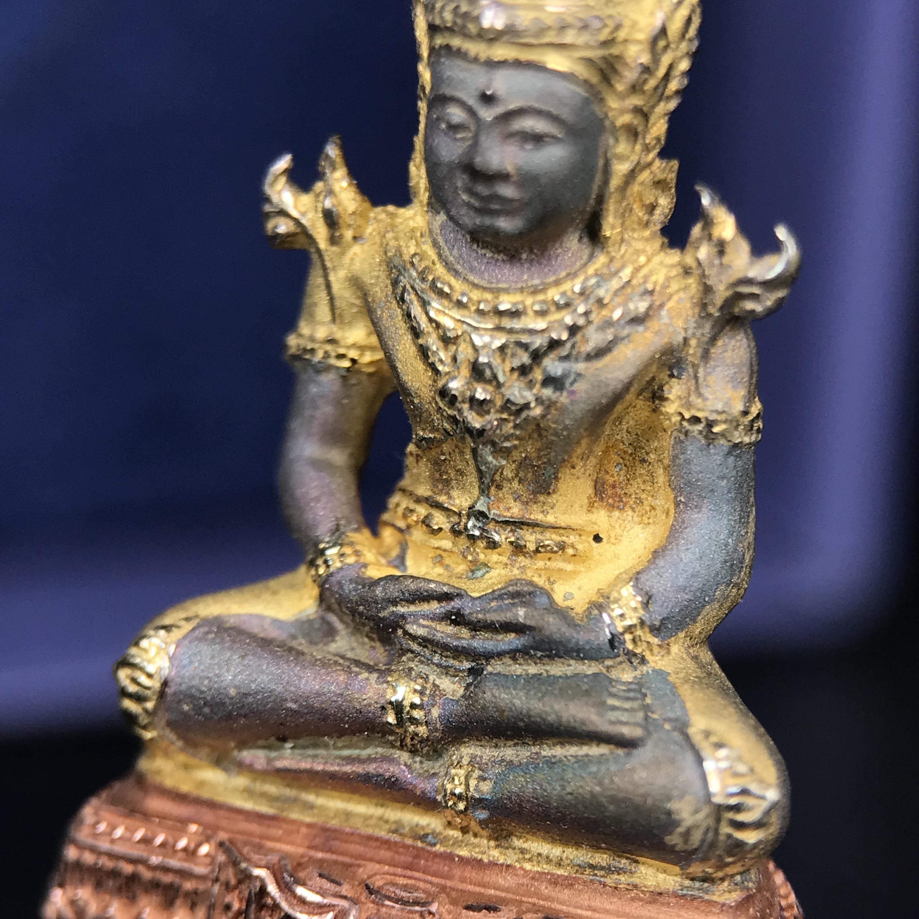 พระแก้วมรกต ภปร. ปี 2547 จัดสร้างโดยโรงพยาบาลภูมิพลอดุลยเดช เนื้อเงิน(3 กษัตริย์) ลอยองค์ หน้าตัก 1/2 นิ้ว สูง 3.7 ซม.พิธีมหามังคาภิเษก ณ พระอุโบสถวัดพระศรีรัตนศาสดาราม(วัดพระแก้ว) งดงามทรงคุณค่าอีกหนึ่งรุ่นยอดนิยม หายาก(องค์หมายเลข ๑๔๖๖)ผิวเดิมติดรุ้งสวย