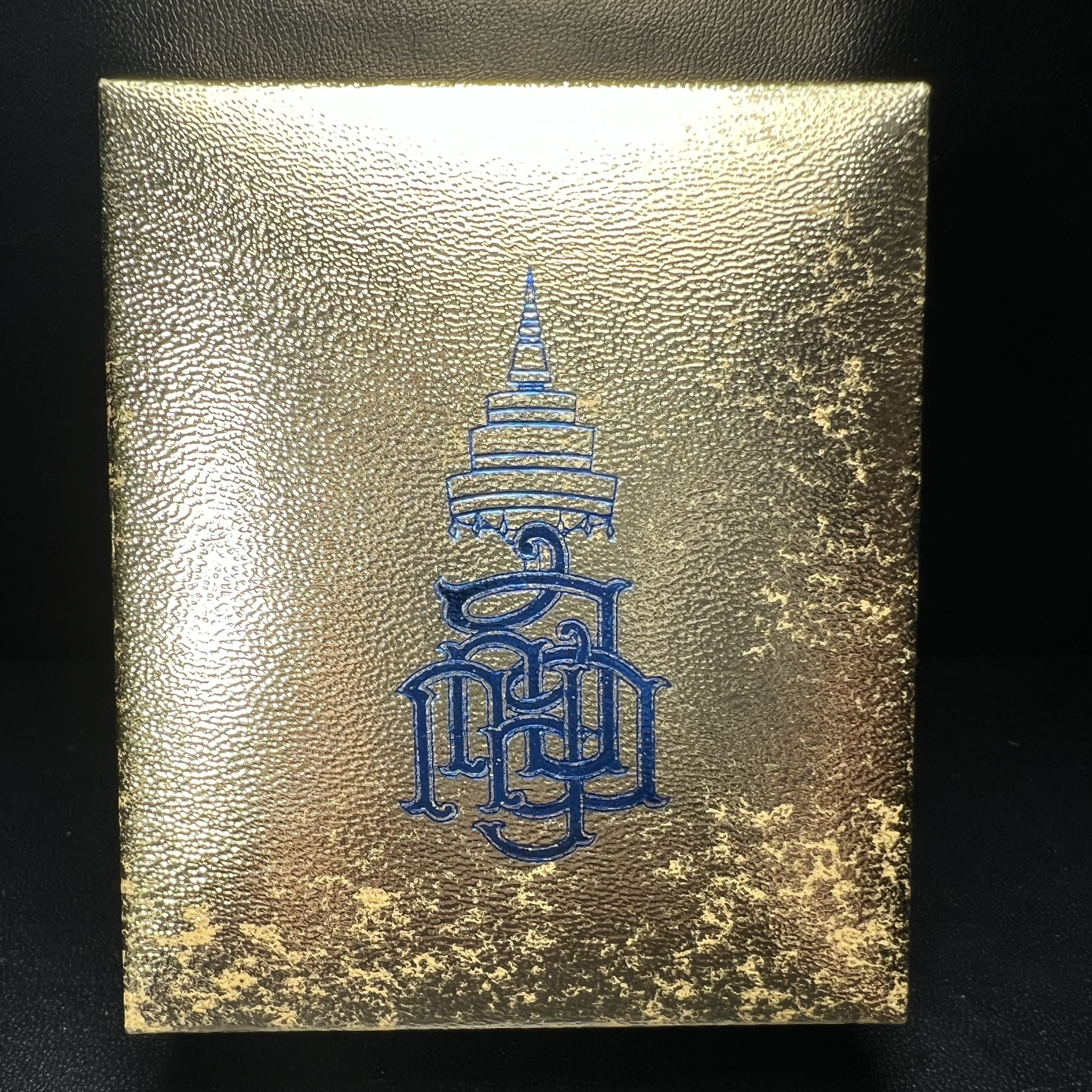 แหนบ ญสส. ๘๔ พรรษา ช้างสามเศียร รุ่นแรก วัดบวรนิเวศวิหาร สร้างในมหามงคลวโรกาสฉลองพระชนมายุ 84 พรรษา สมเด็จพระญาณสังวร สมเด็จพระสังฆราช 3 ตุลาคม 2540 เนื้อชุบทองลงยาราชาวดี พร้อมกล่องบรรจุเดิมครบ