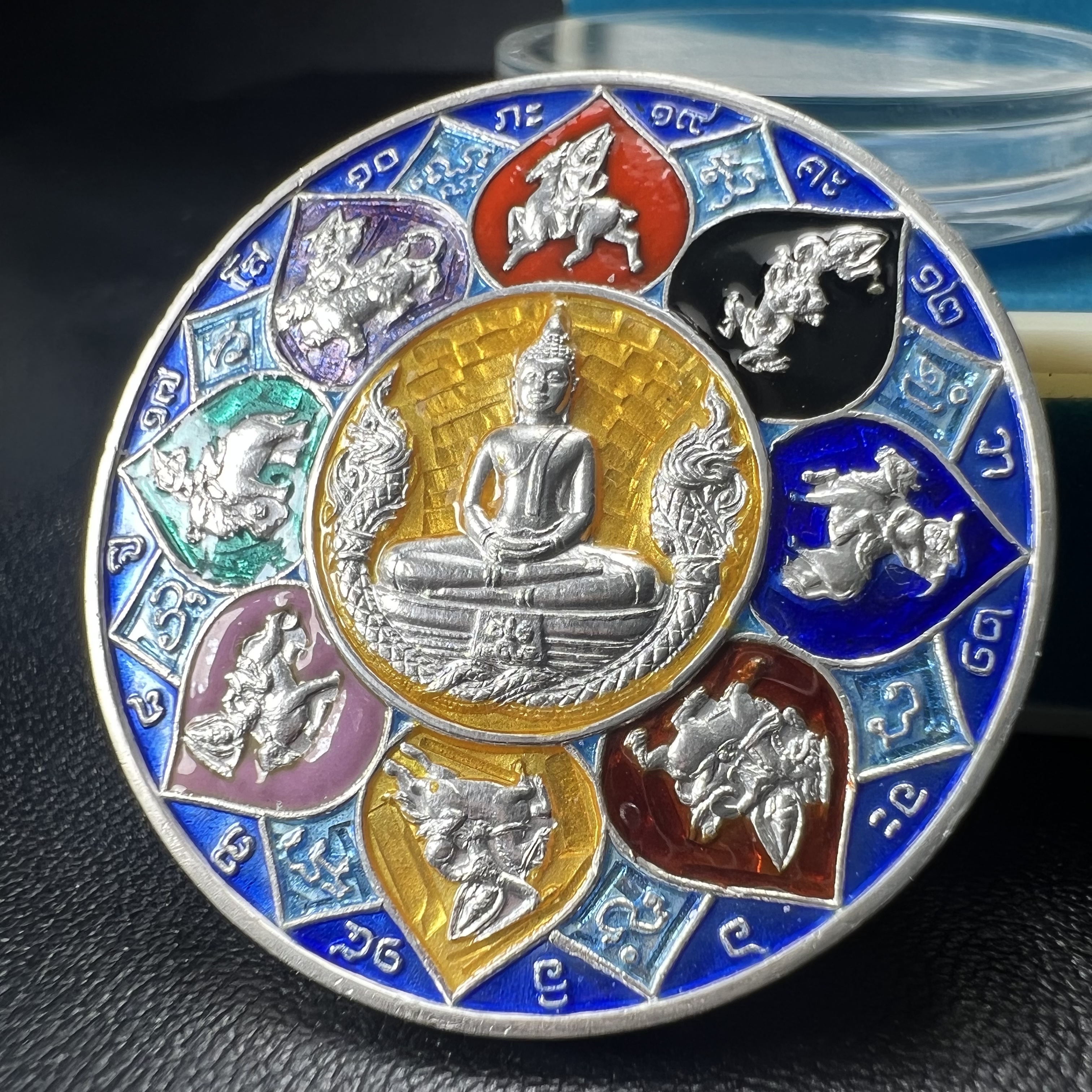 เหรียญหลวงพ่อโสธร รุ่นดวงชะตาคู่ชีวิต พิธีมหาจักรพรรดิตราธิราชครั้งยิ่งใหญ่ พิธีสวดนพเคราะห์เพื่อความเป็นสิริมงคล ปี 2547 ณ พระอุโบสถวัดโสธรวรารามวรวิหาร จ.ฉะเชิงเทรา เนื้อเงินลงยาราชาวดี ขนาด 3.2 ซม.พร้อมกล่องบรรจุเดิมสภาพสวยครบสมบูรณ์