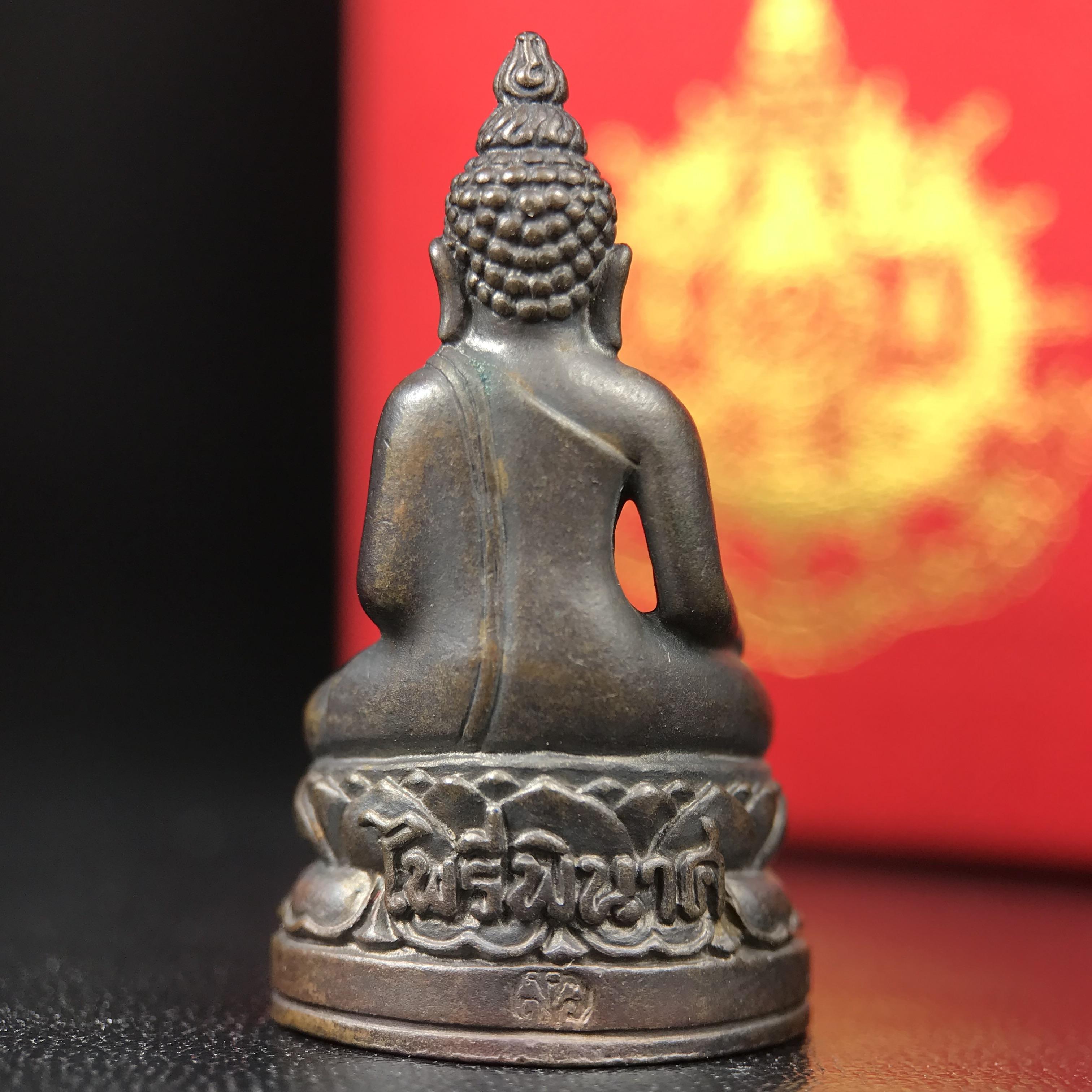 พระกริ่งไพรีพินาศ บรรจุเหล็กไหล ครั้งแรกและครั้งเดียวในประวัติศาสตร์ เฉลิมพระเกียรติ พระบาทสมเด็จพระเจ้าอยู่หัวรัชกาลที่9 พระชนมพรรษา 6 รอบ ปี2542 เนื้อนวโลหะผสมทองคำ(บรรจุเหล็กไหล)ดีนอก-ดีใน พิธีใหญ่ มวลสารเด่น (หายาก)