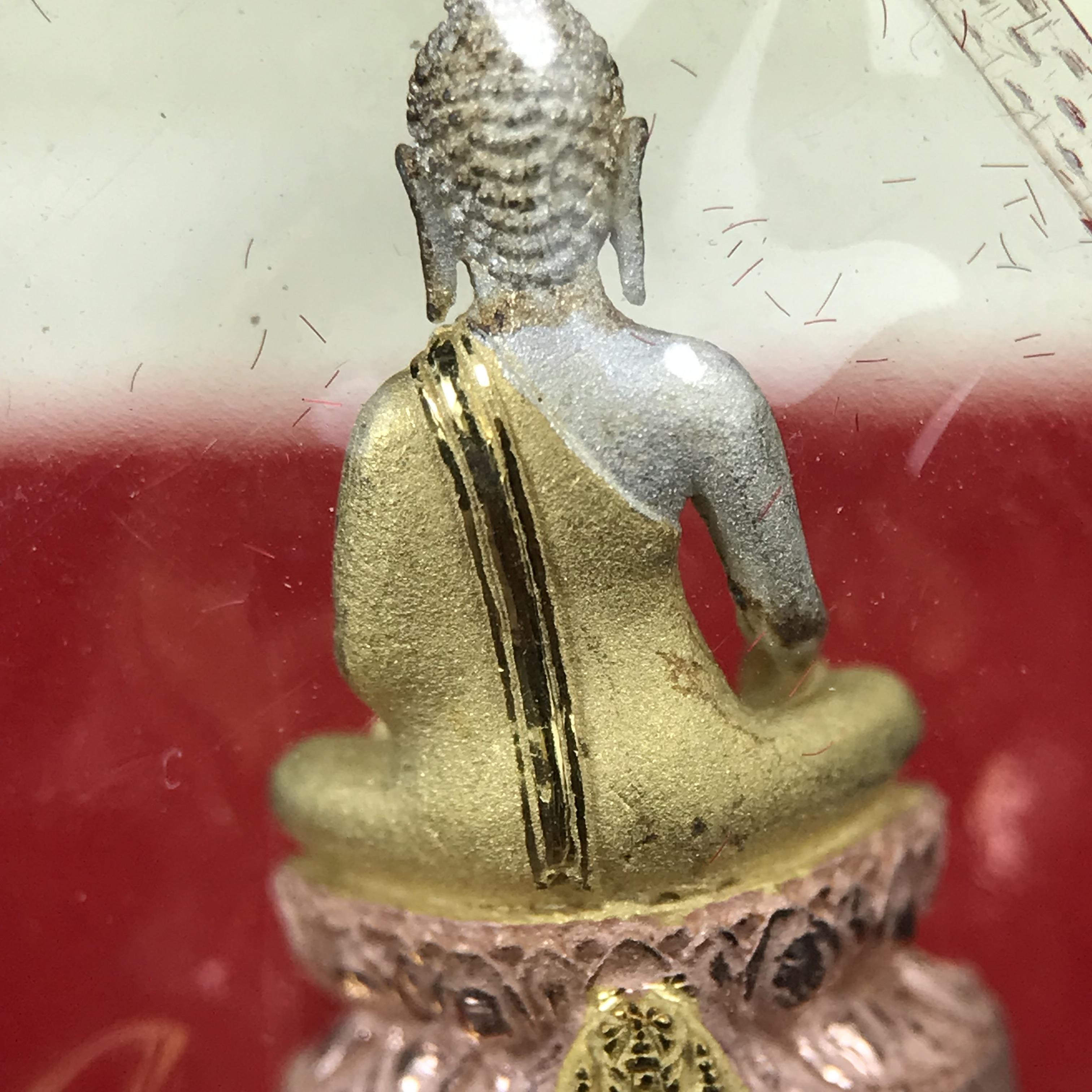 พระชัยวัฒน์พระพุทธนวราชบพิตร ครองสิริราชสมบัติครบ 50 ปี พ.ศ.2540 ขนาดสูง 1.9 ซม. เนื้อเงินสามกษัตริย์(ผิวเดิม)(ซีนซองเดิม) พร้อมกล่องบรรจุเดิมครบสมบูรณ์ 1ใน 9500 องค์(พุทธนวราชบพิตร นิมิตรหมายแห่งความสามัคคี ด้วยไมตรีแห่งองค์พระภูมิพล)