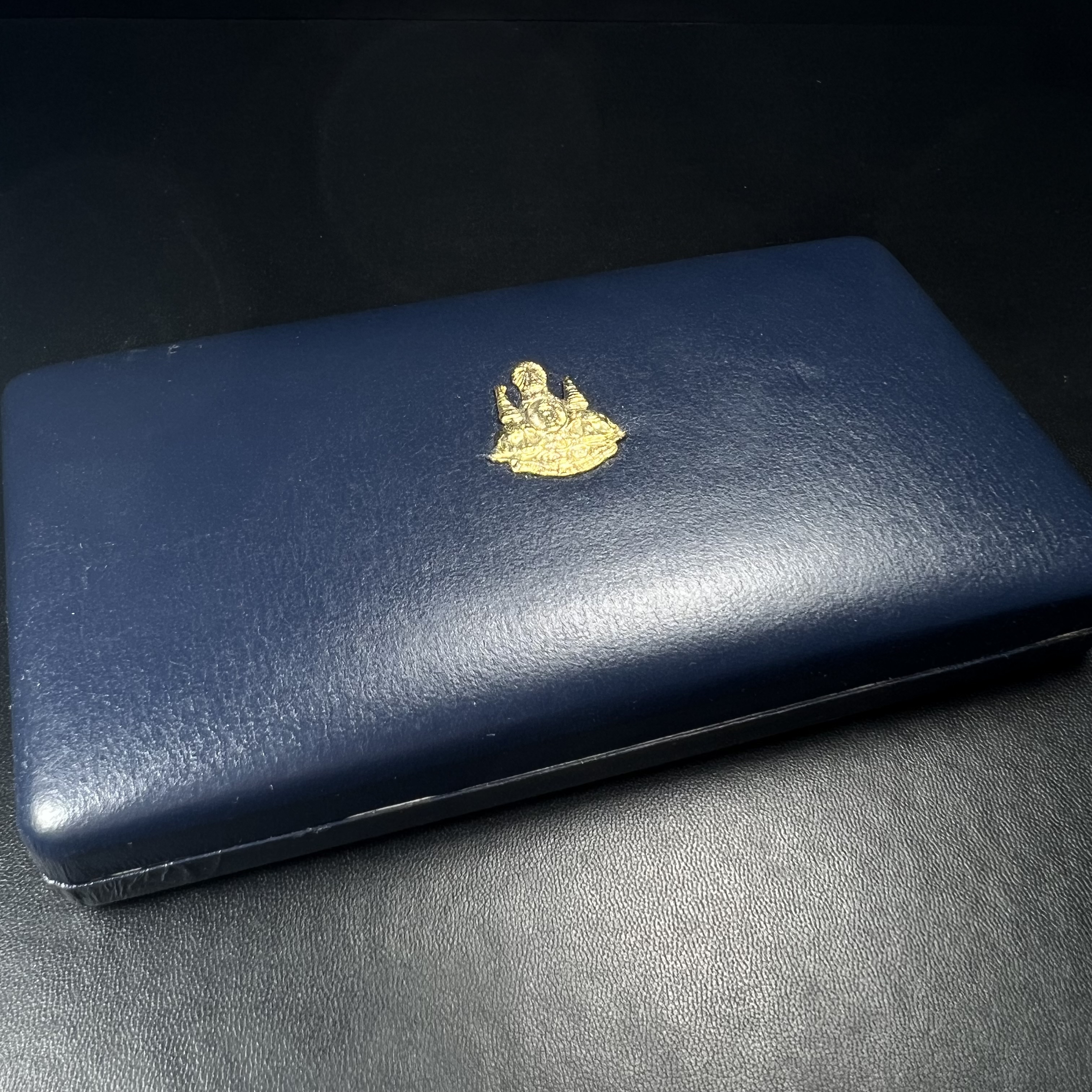 เหรียญจับโป้ยล่อหั่น 18 อรหันต์(18 เซียน)รุ่นกาญจนาภิเษก ปี2539 พิธีพุทธาภิเษก ณ วัดบวรนิเวศวิหาร ขนาด3.2ซม. ชุดเนื้อเงินและเนื้อทองแดงขัดเงา ขอบเหรียญแบบสตางค์ หลังตราสัญลักษณ์ปีกาญจนาภิเษก พร้อมกล่องบรรจุเดิมครบ สุดยอดสิริมงคล โชคลาภค้าขาย สารพัดกันภัย