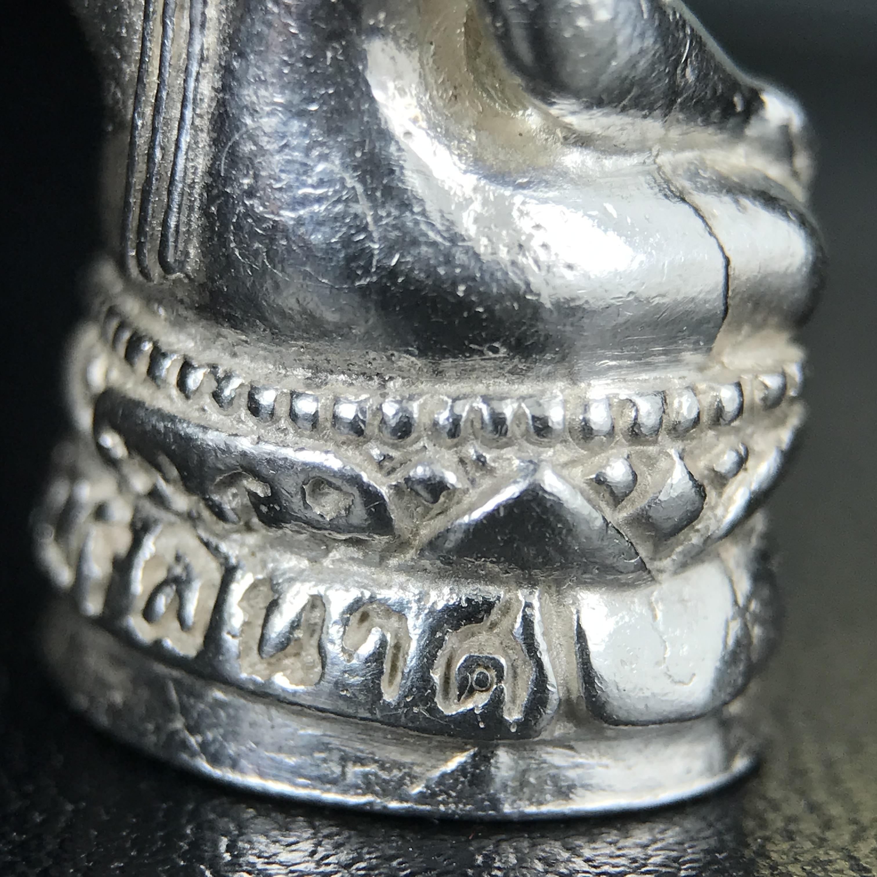 พระกริ่งไพรีพินาศ รุ่น ภปร. ราชวิทยาลัย ปี 2535 เนื้อเงิน(สภาพผิวขาวสวยใส)(ตอกโค้ดพระนามย่อ ญสส ใต้เศวตรฉัตร และ พระปรมาภิไธยย่อ ภปร.) ปลุกเสกโดยหลวงพ่อเปิ่น วัดบางพระและสมเด็จพระญาณสังวร สมเด็จพระสังฆราช วัดบวรนิเวศวิหาร(1 ใน 2535 องค์)