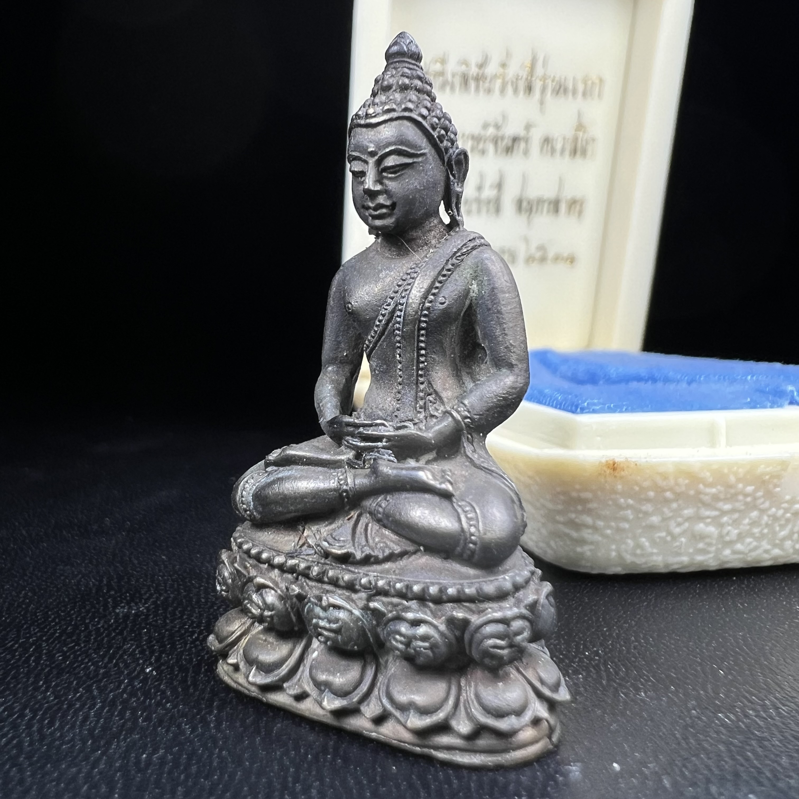 พระกริ่งพิชัยรังสี รุ่นแรก วัดป่าชัยรังสี จ.สมุทรสาคร ปี 2531 เนื้อนวโลหะ ออกแบบโดยนายช่างเกษม มงคลเจริญ ช่างมือหนึ่งแห่งยุค ปลุกเสกโดยพระเกจิอาจารย์ที่มีชื่อเสียงในยุคนั้นมาร่วมพิธีกันหลายรูป พุทธศิลป์ออกแบบได้สวยงดงาม พร้อมกล่องบรรจุเดิมครบ