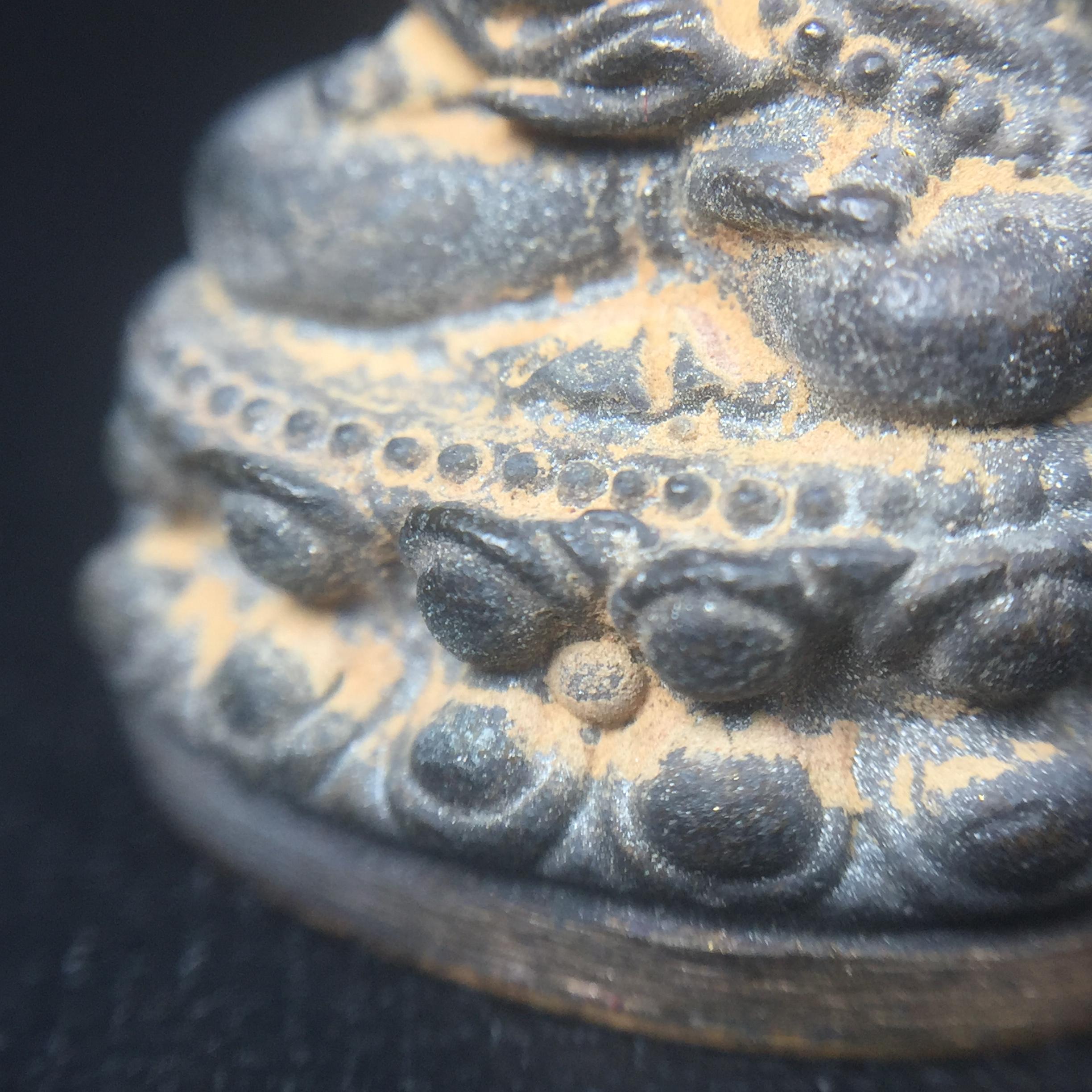 พระกริ่งชินบัญชรฉลองพระชันษา 100 ปี สมเด็จพระญาณสังวร วัดบวรนิเวศวิหาร ปี 2556 เนื้อนวโลหะผสมทองคำก้นทองแดง พิธีใหญ่ มวลสารเด่น นิยม(1 ใน 2556 องค์)