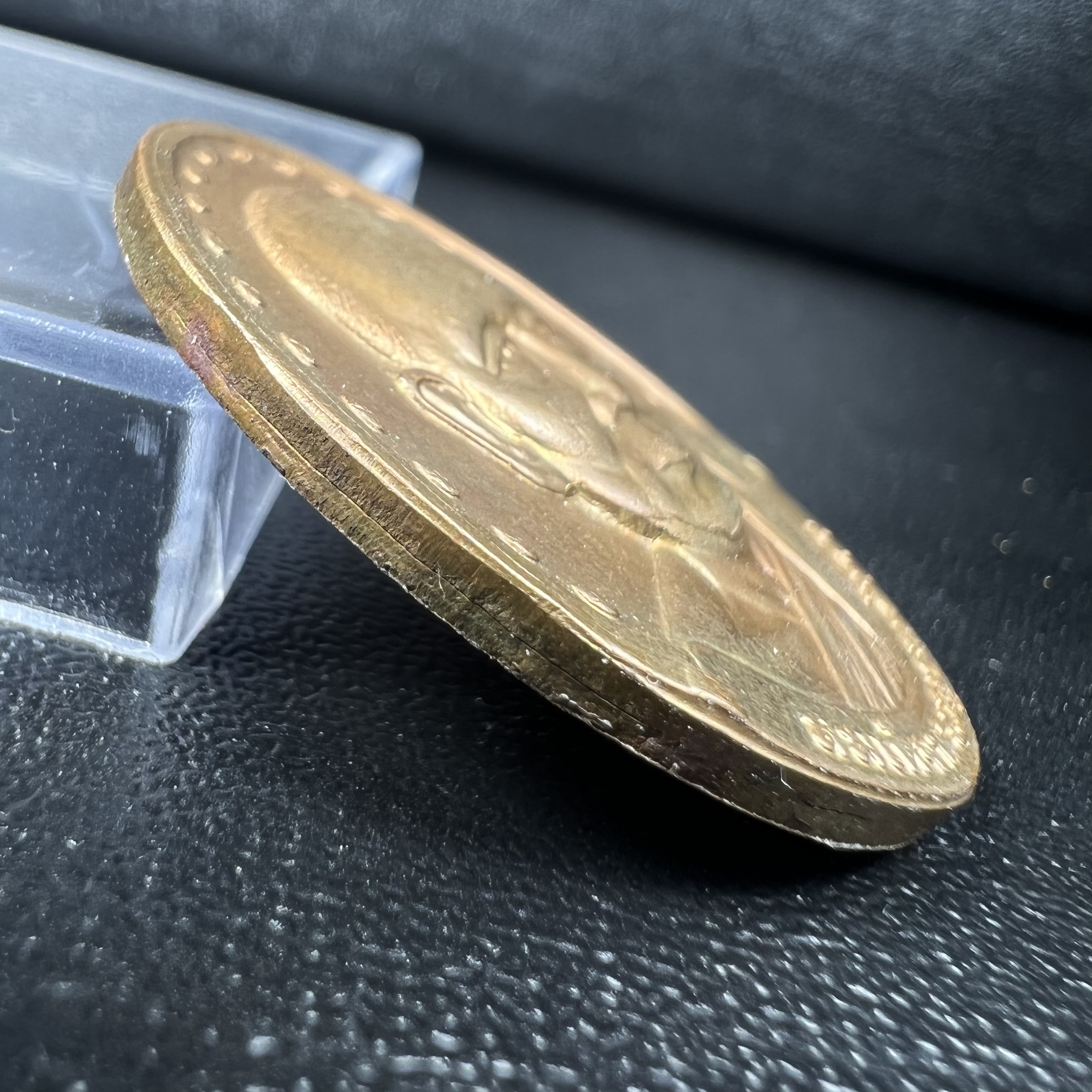 เหรียญรูปเหมือนรุ่นแรก สมเด็จพระญาณสังวร วัดบวรนิเวศวิหาร ปี2528 เนื้อทองแดง(บล็อกนิยม วงเดือน-คางตัด)สภาพสวยหายาก