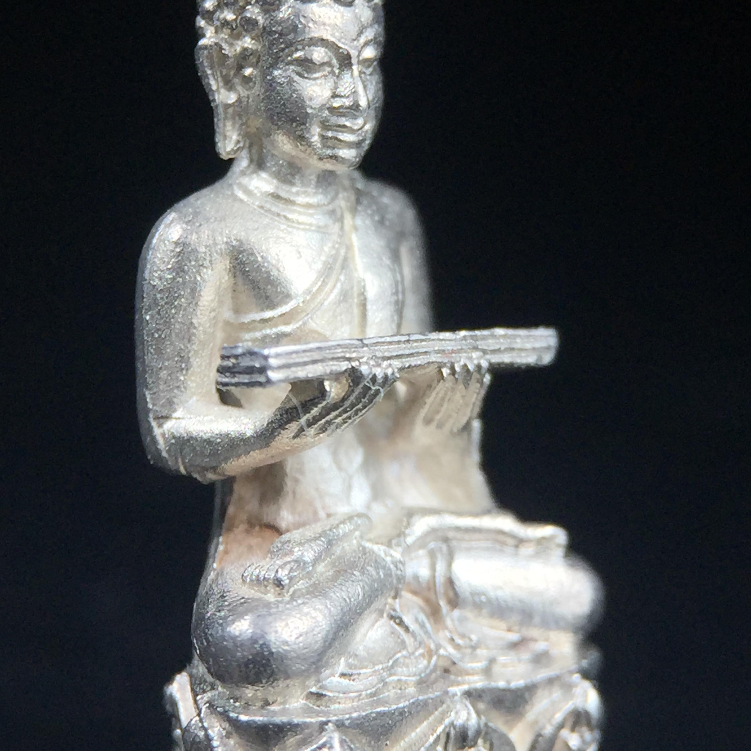 พระกริ่งปรมานุชิตชิโนรส วัดพระเชตุพนวิมลมังคลาราม(วัดโพธิ์) ปี2533 เนื้อเงิน ( ในหลวงรัชกาลที่9เสด็จเททอง)พิธีใหญ่ งดงามด้วยพุทธศิลป์เปี่ยมด้วยพุทธคุณ อีกหนึ่งรุ่นที่แนะนำสะสมบูชา