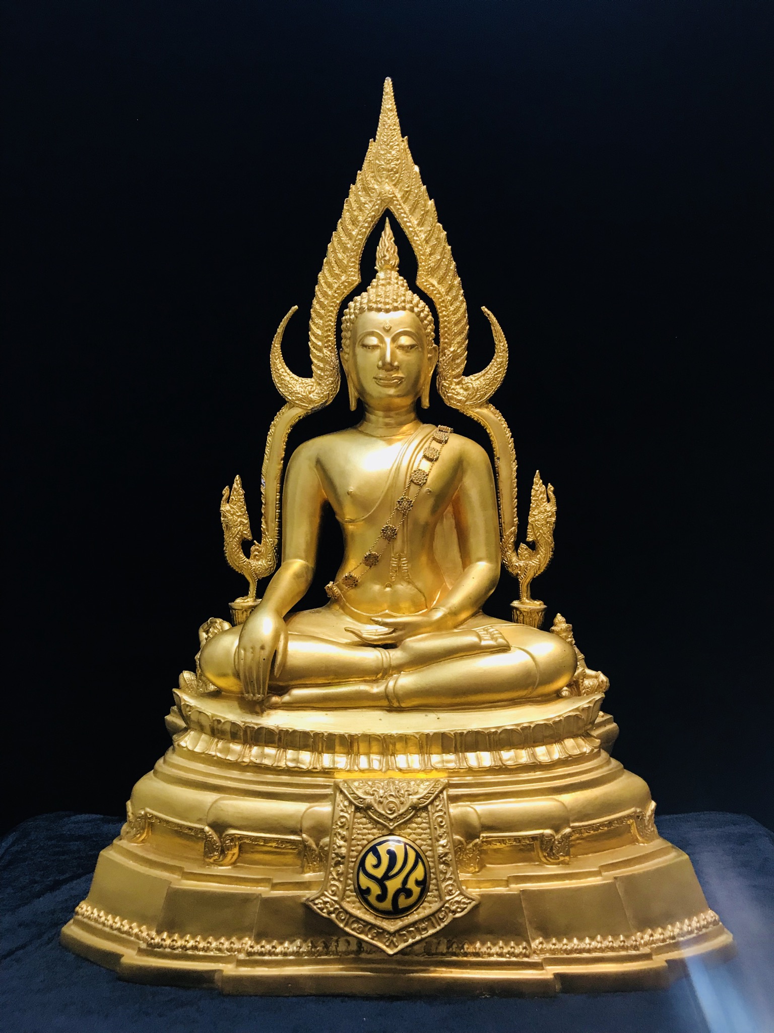 พระพุทธชินราช(จำลอง)ภปร. 84พรรษา เนื้อโลหะ ลงรักปิดทอง 100% ขนาดหน้าตัก 9 นิ้ว(ใต้ฐานบรรจุพระพุทธชินราชเนื้อผงพระราชทานมวลสาร จิตรลดาและเส้นพระเจ้า(เส้นผม))