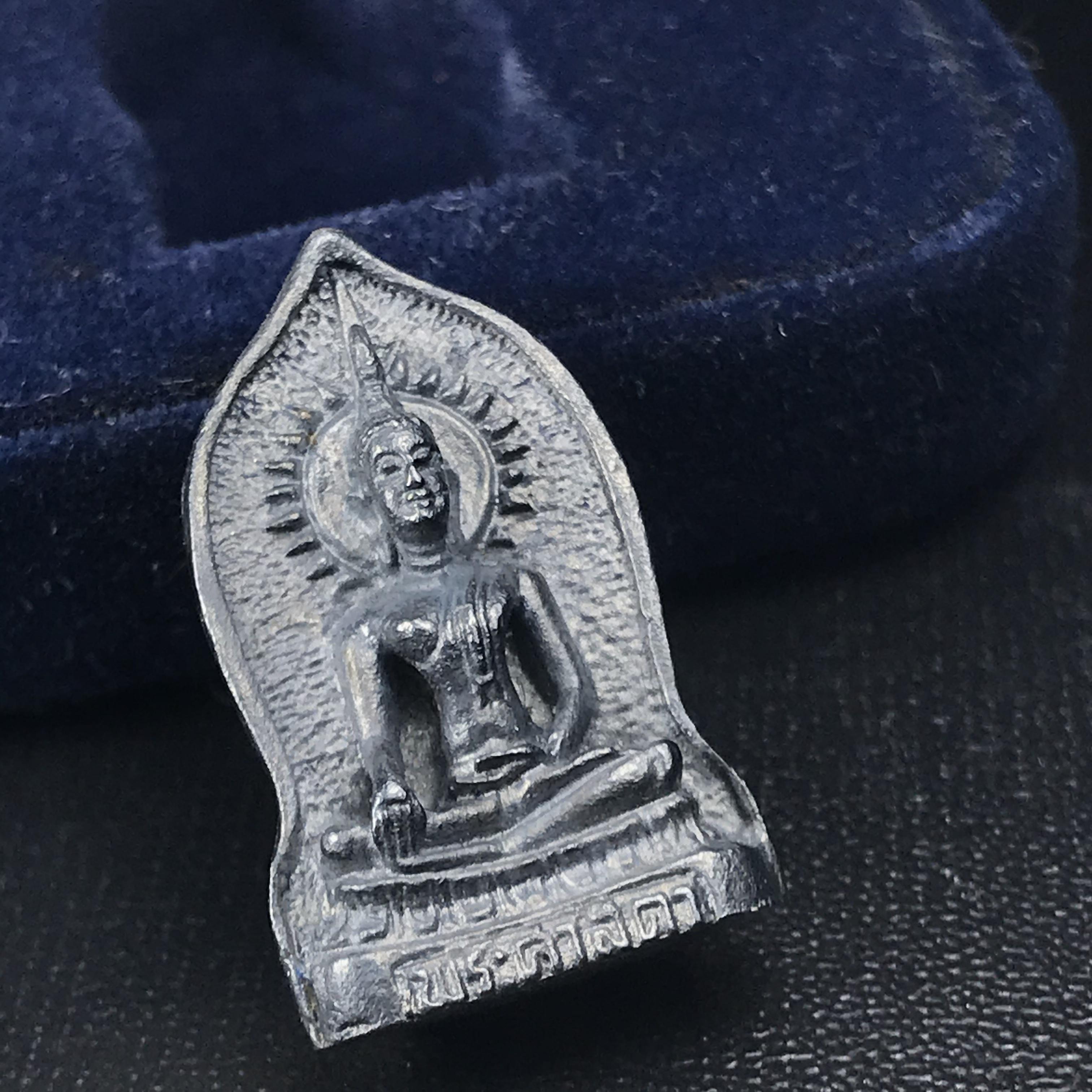 พระศาสดาใบเสมา ภปร. วัดบวรนิเวศวิหาร ปี2532 จัดสร้างในโอกาส 2 ทศวรรษรามาธิบดี เพื่อศูนย์การแพทย์สิริกิติ์ เนื้อเงิน(ผิวเดิมกลับดำสวยงาม)พร้อมกล่องบรรจุเดิม