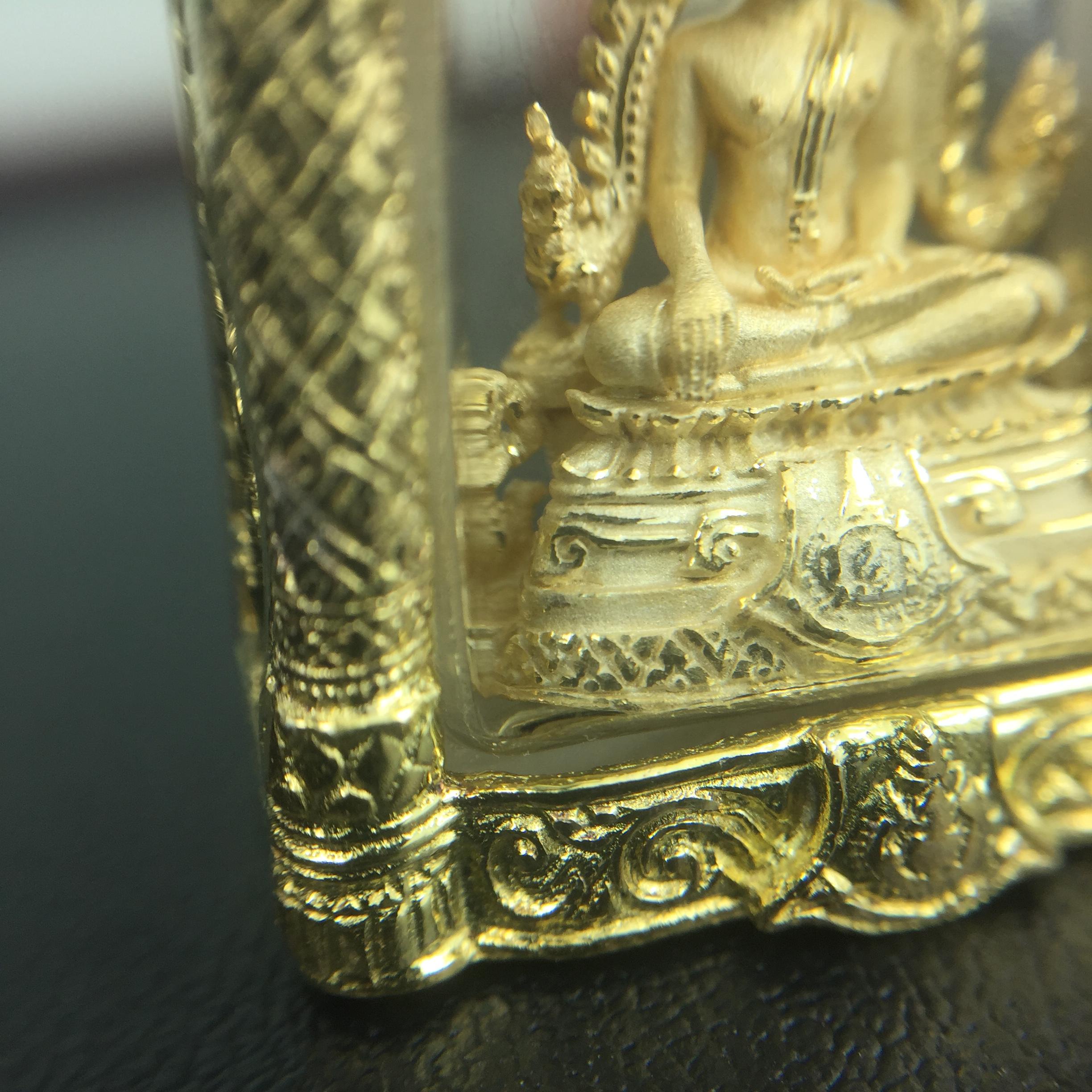 พระพุทธชินราช ภปร. ในวโรกาสเฉลิมพระชนมายุ6รอบ 5ธันวาคม2542 มูลนิธิพิทักษ์ดวงตาประชาชน จัดสร้าง พิมพ์กลาง ขนาดสูง 2.4 ซม. องค์พระเนื้อเงินแบบชุบทองประกายเพชร 3 ไมครอนพร้อมกรอบตลับเงินชุบทองคำบริสุทธิ์ 3 ไมครอน ประดับเพชร CZเกรดนอกพร้อมกล่องบรรจุเดิม(หายาก)
