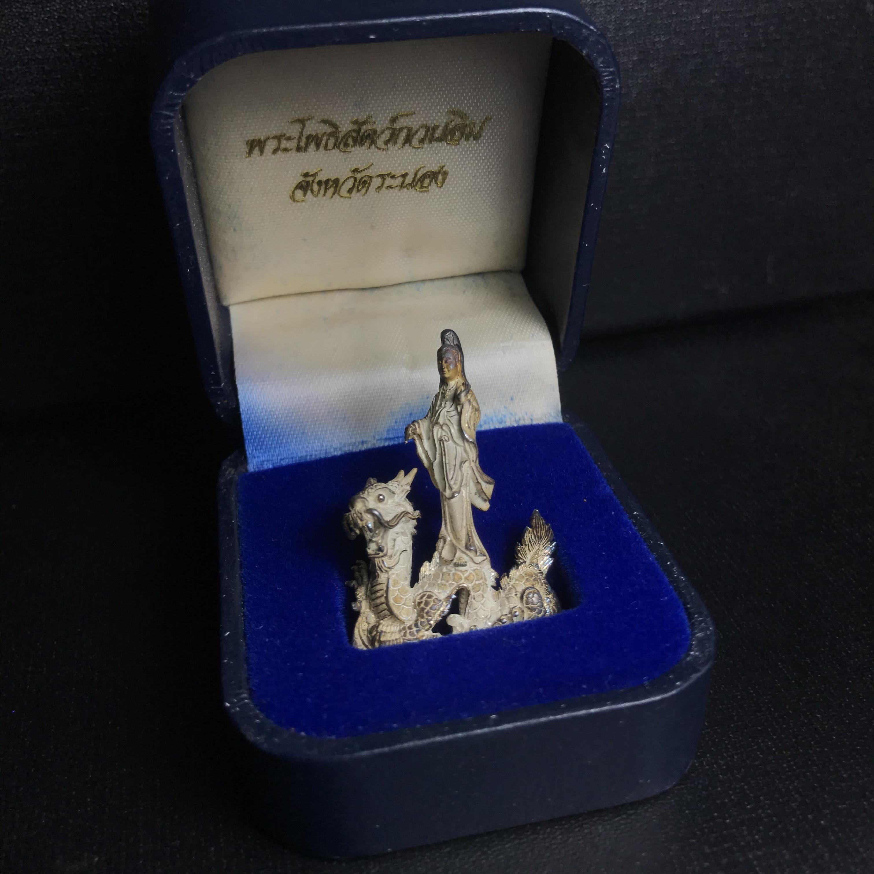 รูปหล่อลอยองค์พระโพธิสัตว์กวนอิม ทรงประทับมังกร จ.ระนอง เนื้อเงิน พิมพ์ใหญ่(สภาพผิวเดิม ขึ้นสีรุ้งธรรมชาติ แบบนิยม) เฉลิมฉลองในวโรกาสที่พระบาทสมเด็จพระเจ้าอยู่หัวทรงครองสิริราชสมบัติครบ 50 ปี จ.ระนอง พ.ศ.2539