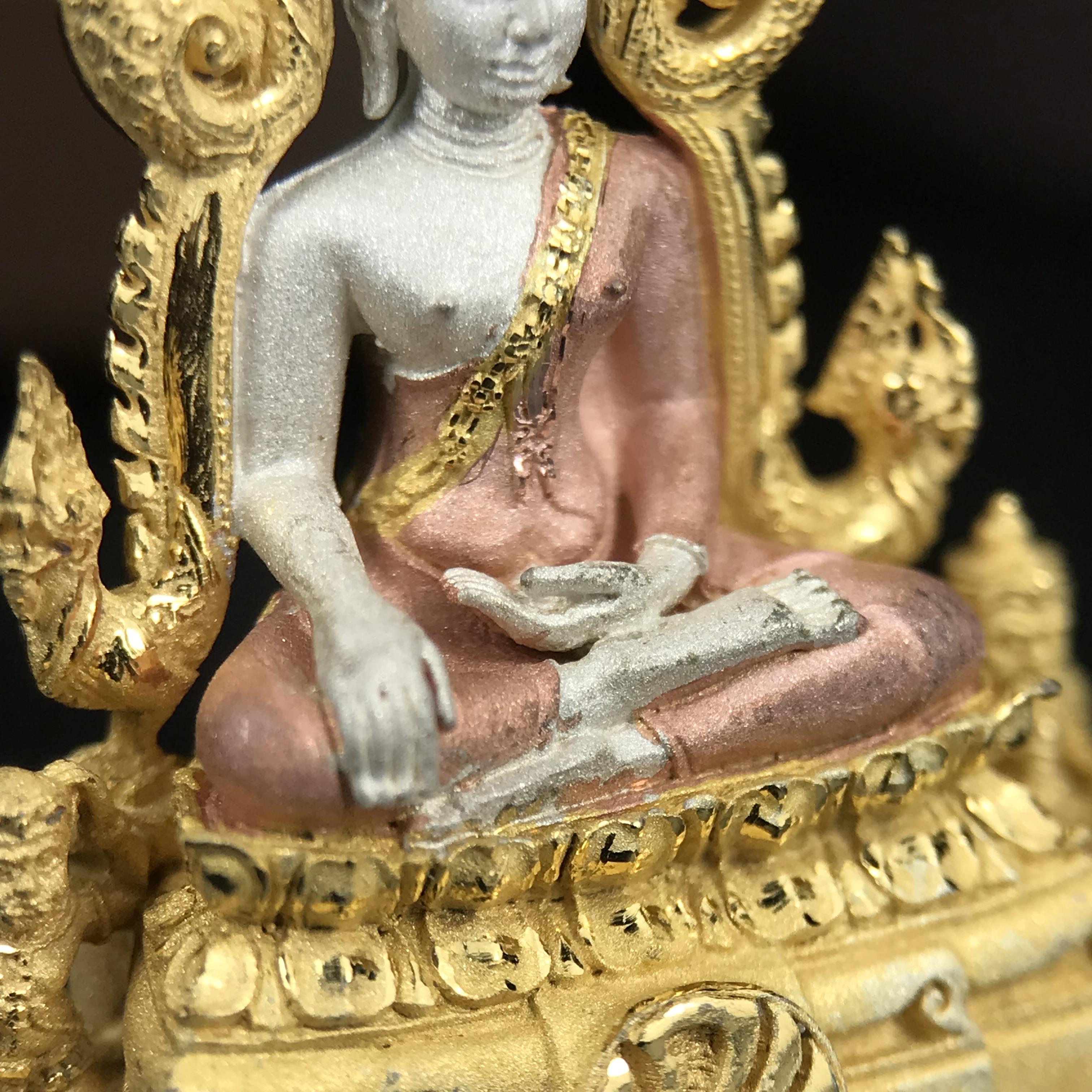 พระพุทธชินราช ภปร. โครงการ "เพราะแผ่นดินนี้ คือ แผ่นดินเกิด" ปี 2548(รุ่นแรก) ลอยองค์เนื้อเงินสามกษัตริย์ หน้าตัก 1/2 นิ้ว (ขนาด 3.5 x 2.5 ซม.) พุทธศิลป์งดงามทรงคุณค่า รุ่นยอดนิยม