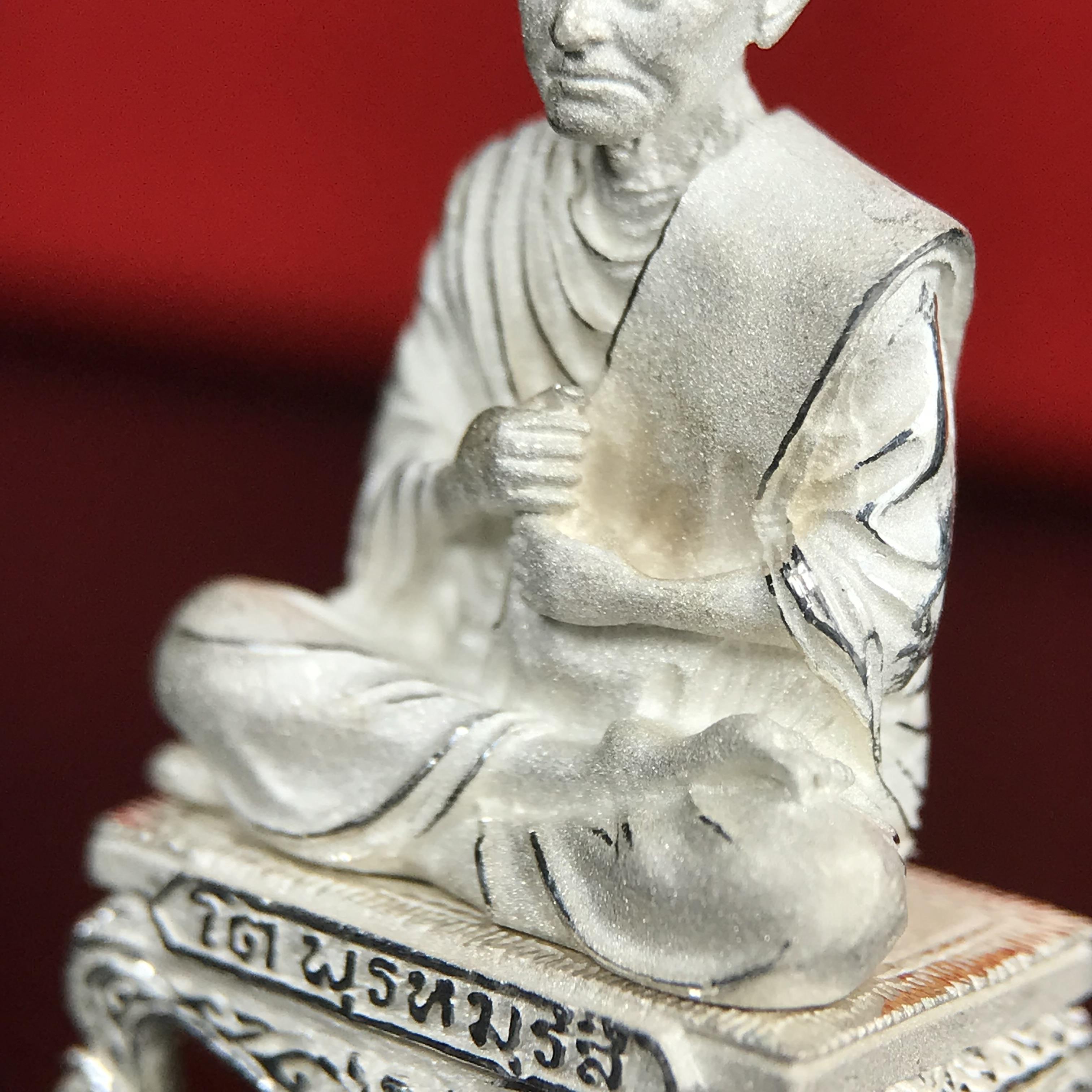 สมเด็จพุฒาจารย์ (โต พรหมรังสี) อนุสรณ์ 128 ปี สมเด็จพระญาณสังวร สมเด็จพระสังฆราช ทรงเมตตาอธิฐานจิต ปี 2543 มหาพุทธาภิเษก 3วาระ รูปเหมือนลอยองค์พิมพ์ใหญ่เนื้อเงิน ขนาด 1.5 x 2.5 ซม. ทรงคุณค่าทั้งด้านความงานด้านพุทธศิลป์ และพุทธคุณ(องค์หมายเลข ๑๐๘(เลขสวย)