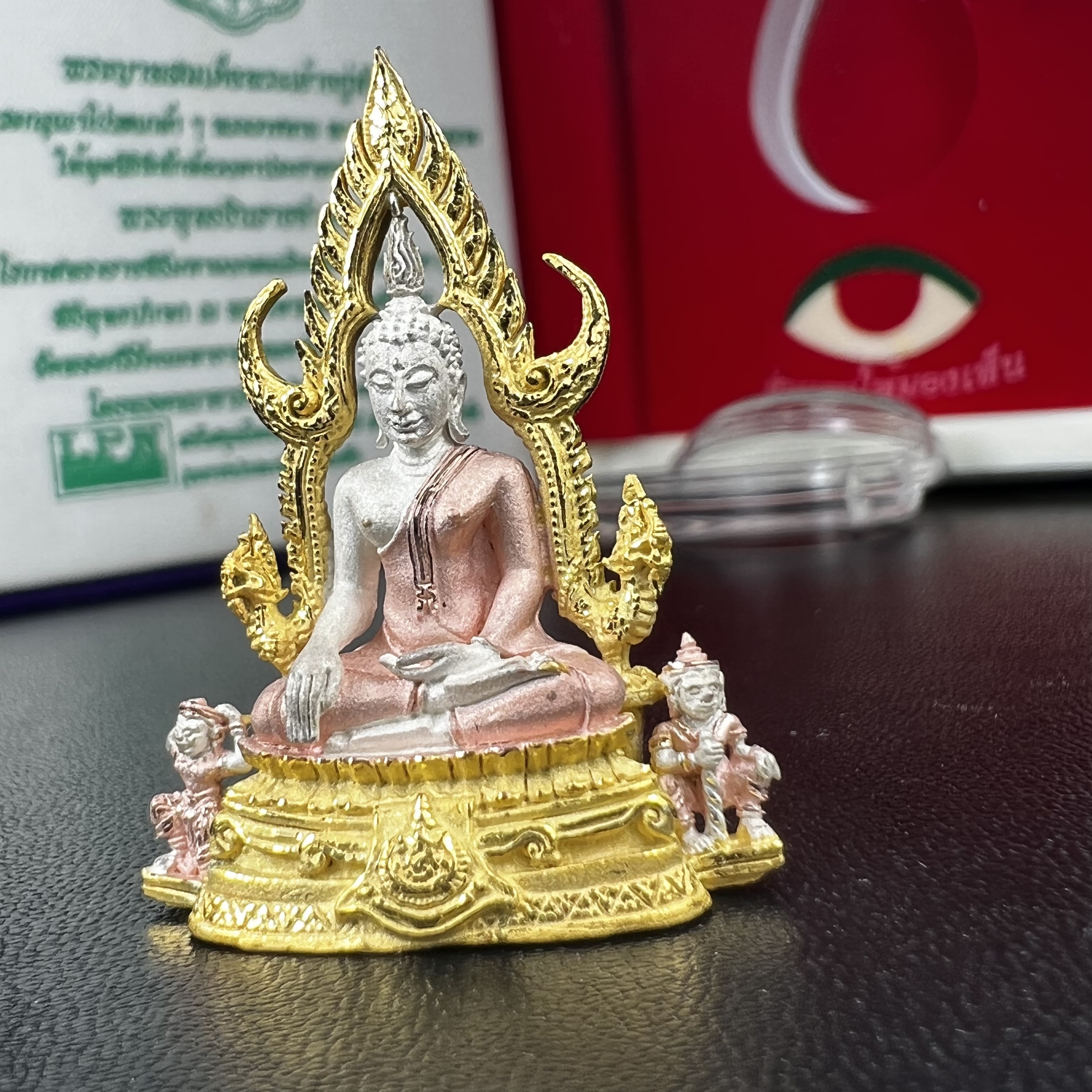 พระพุทธชินราช ภปร. ในวโรกาสพระราชพิธีมหามงคล เฉลิมพระชนมายุ6รอบ 5ธันวาคม2542 มูลนิธิพิทักษ์ดวงตาประชาชน จัดสร้าง เนื้อเงินแบบสามกษัตริย์ขัดเงาบางส่วน พิมพ์ใหญ่ ขนาดสูง 3.4 ซม. พร้อมกล่องบรรจุเดิม