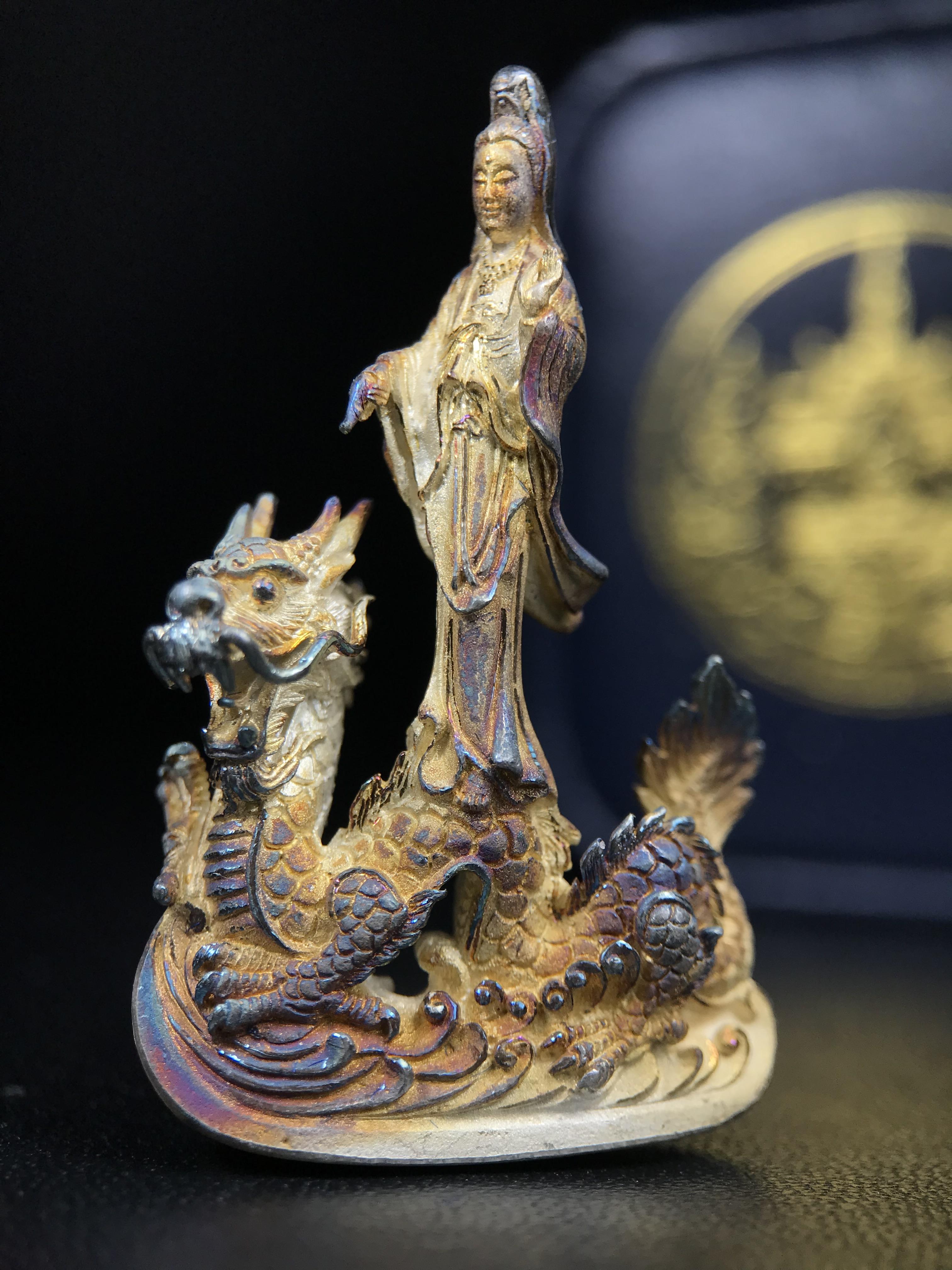 รูปหล่อลอยองค์พระโพธิสัตว์กวนอิม ทรงประทับมังกร จ.ระนอง ปี 2539 เนื้อเงิน พิมพ์ใหญ่(ผิวรุ้งไฟ)(สภาพผิวเดิมขึ้นสีรุ้งธรรมชาติสวยแบบนิยม)(เสน่ห์พระเนื้อเงินสีสันที่ธรรมชาติสรรค์สร้าง)เฉลิมฉลองในวโรกาสที่พระบาทสมเด็จพระเจ้าอยู่หัวทรงครองสิริราชสมบัติครบ50ปี