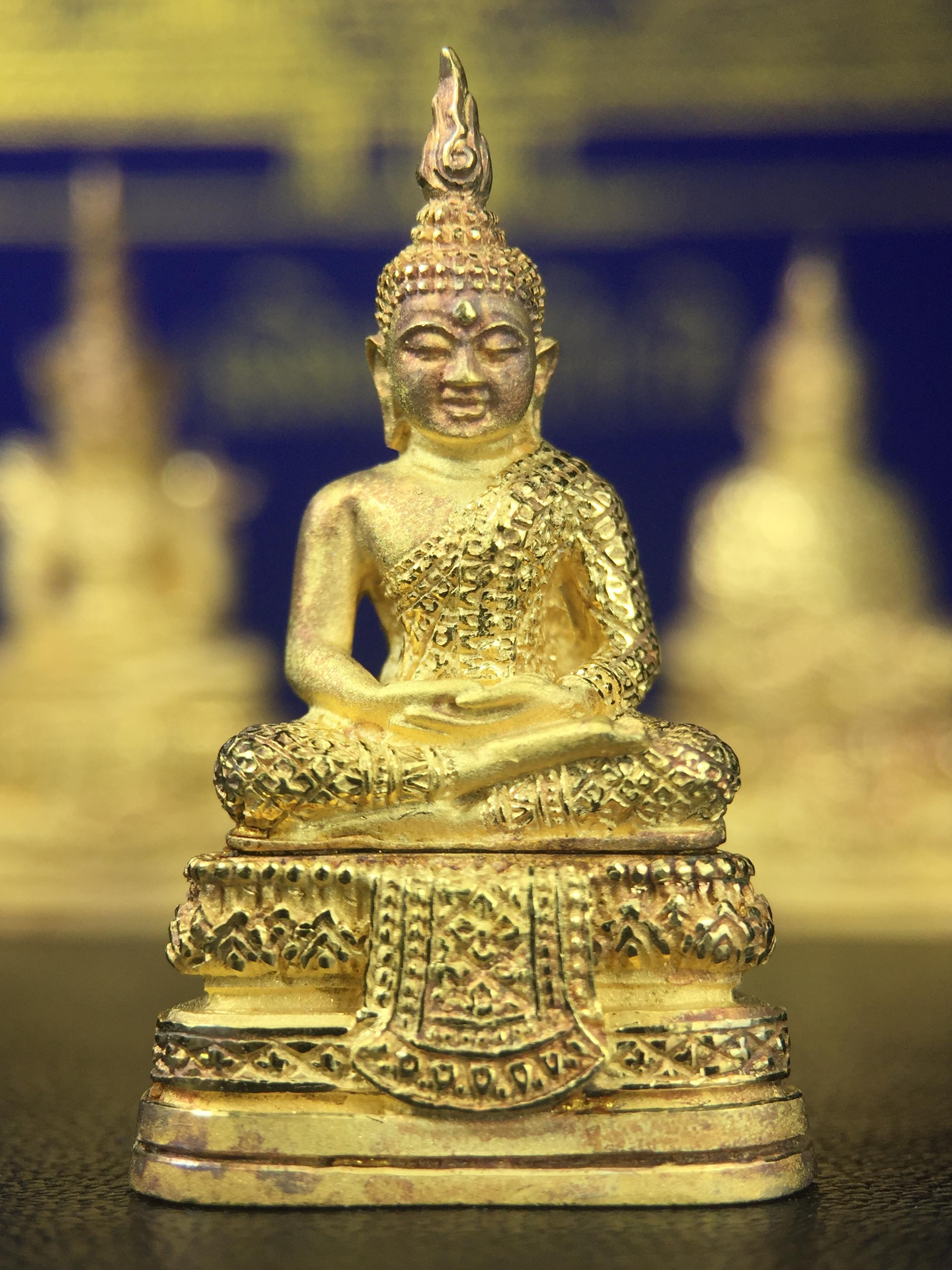 พระพุทธมหามณีรัตนปฎิมากร(พระแก้วมรกต)รุ่น เฉลิมพระเกียรติ วัดพระศรีรัตนศาสดารามราม(วัดพระแก้ว) ปี2543 เนื้อเงินชุบทองพ่นทรายขัดเงาบางส่วน พิมพ์ใหญ่ลอยองค์ ชุด 3 ฤดู ตอกโค๊ตหมายเลขเดียวกันทั้ง3องค์ ชุดหมายเลข( ช147)สภาพผิวสวยดุจทองคำกล่องบรรจุเดิมครบ