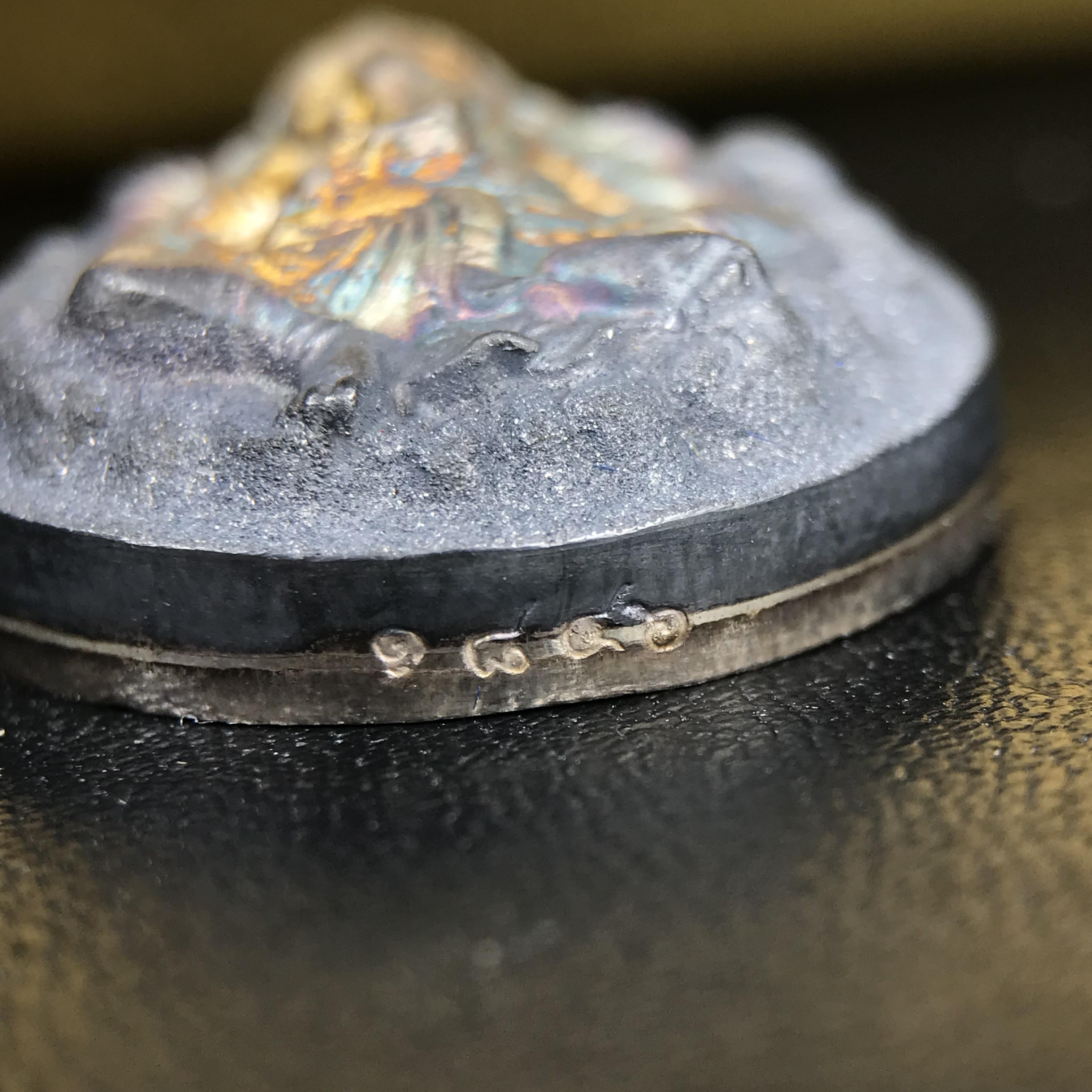 เหรียญพระพิฆเนศวร ญสส. ชุดกาญจนาภิเษกครองราชย์ 50 ปี พุทธศักราช 2538 พิมพ์ใหญ่(2.9 ซม.) เนื้อเงินผิวเดิมกลับดำขึ้นสีรุ้งเข้มขลังงดงามธรรมชาติสร้างสรรค์ สภาพสวยเดิมพร้อมกล่องบรรจุเดิม ตอกโค๊ดหมายเลขกำกับ(1ใน 5539องค์)สี สวย แบบ นิยม หายาก