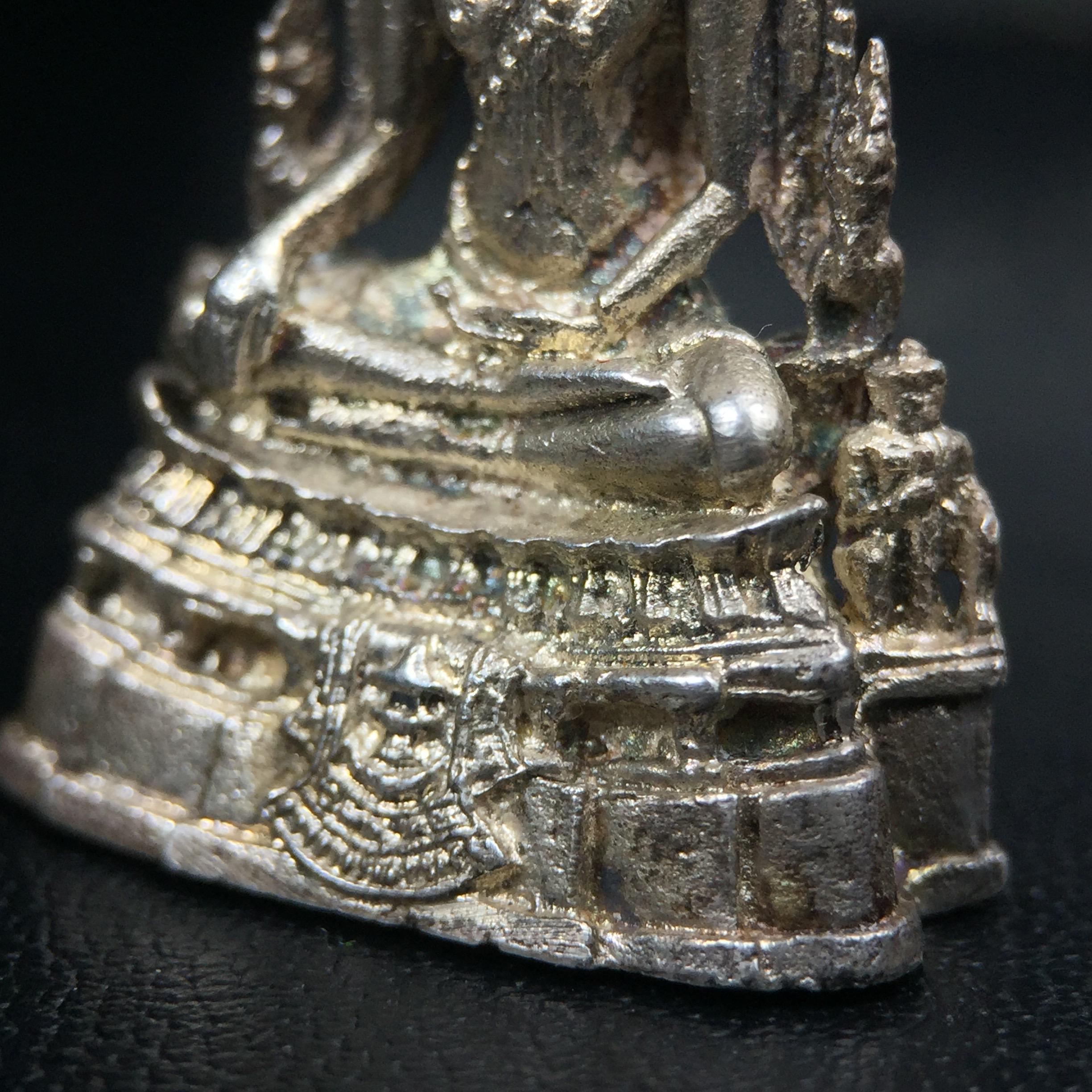 พระกริ่งพุทธชินราช รุ่นพระมาลาเบี่ยง ปี พ.ศ.2520 (รุ่นแรก รุ่นเดียว) วัดพระศรีรัตนมหาธาตุ พิษณุโลก ปี 2520 พิมพ์ใหญ่เนื้อเงิน(ผิวเดิมสวยติดรุ้งนิดๆผิวขึ้นน้ำทองสวยมีเสน่ห์ตามกาลเวลา)พิธีใหญ่ เกจิในยุคร่วมเสกมากมาย(องค์หมายเลขสวย เลขเบิ้น เลขคู่ ๕๕๓๓)