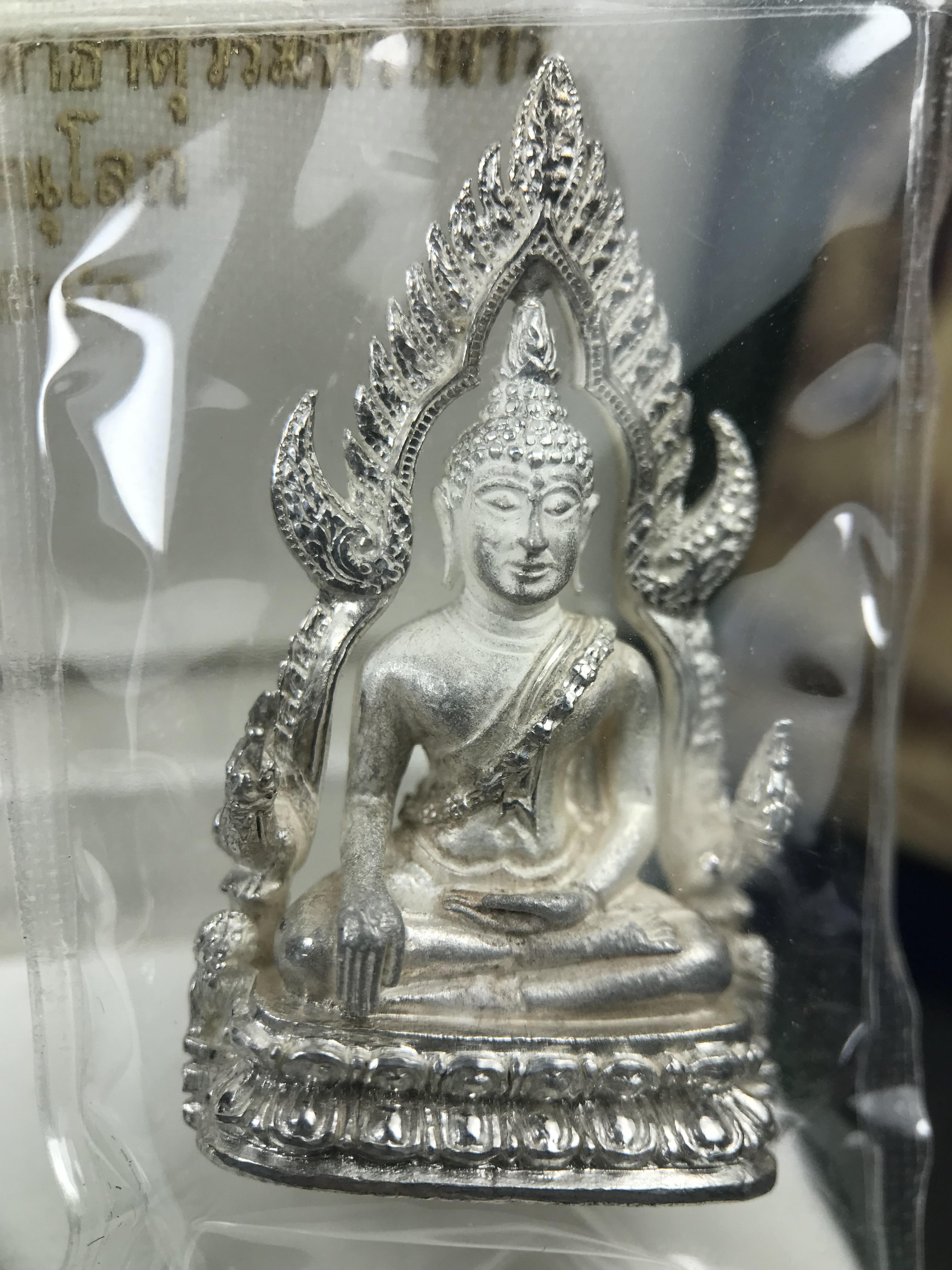 พระพุทธชินราช รุ่นมหาลาภ พิธีพุทธาภิเษกวัดพระศรีรัตนมหาธาตุวรมหาวิหาร จ.พิษณุโลก ปี 2540 เนื้อเงินบริสุทธิ์ 99.9% (นวลเงา)(สภาพผิวเดิมซีนซองเดิม พร้อมกล่องบรรจุเดิมและการ์ดใบรับรองครบสมบูรณ์ (องค์หมายเลข ๑๑๗๓๔)