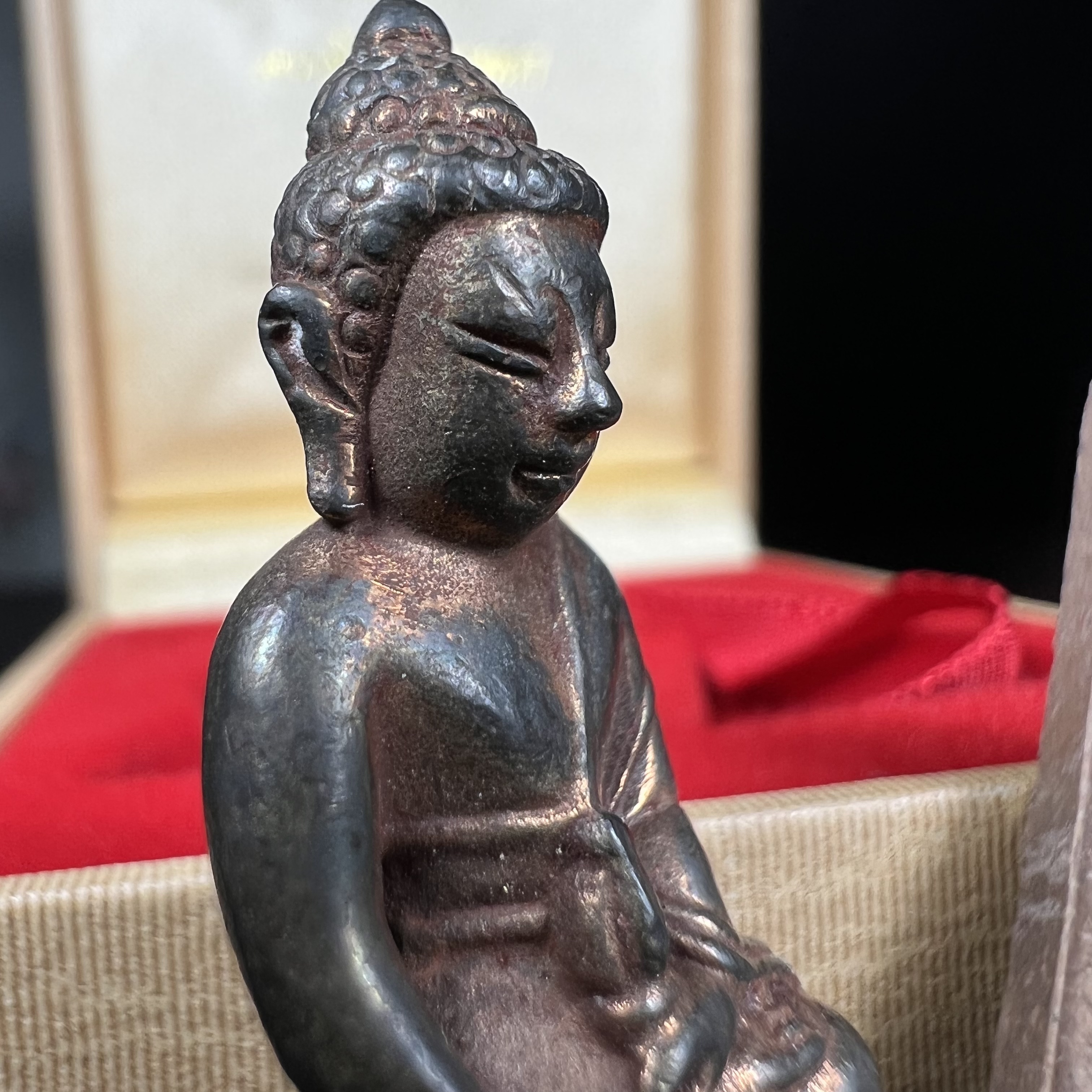 พระกริ่งเจริญโภคทรัพย์ พระพิมพ์จิตรลดา ที่ระลึกโครงการหลวง ปี 2539 ฉลองครองราชสมบัติครบ 50 ปี รัชกาลที่ 9 ตรากาญจนาภิเษกทองคำ(เนื้อทองคำแท้)(ชุดกรรมการหายาก)(1ใน1999ชุด)