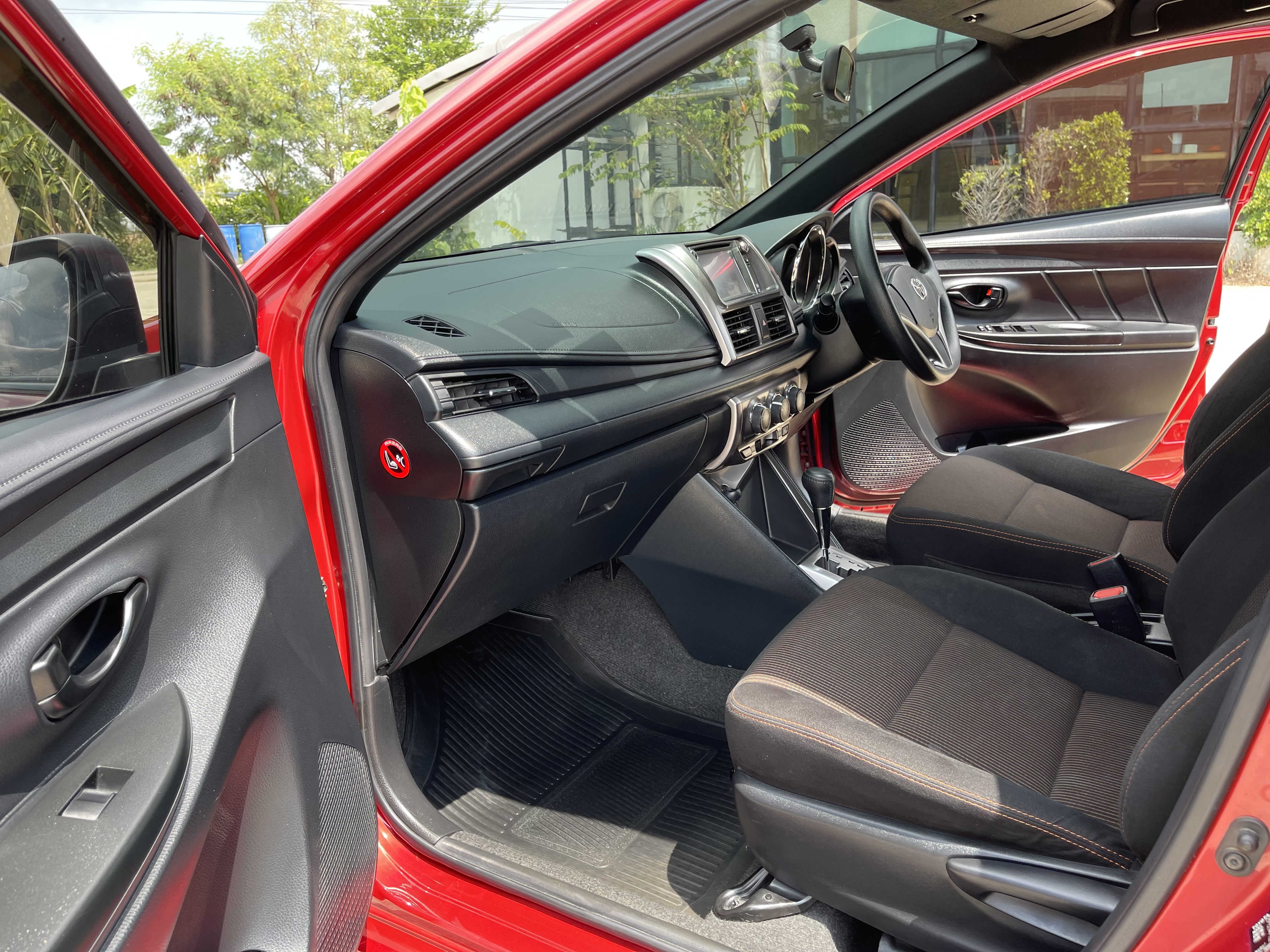 Toyota Yaris 1.2 E At 2016 แดง